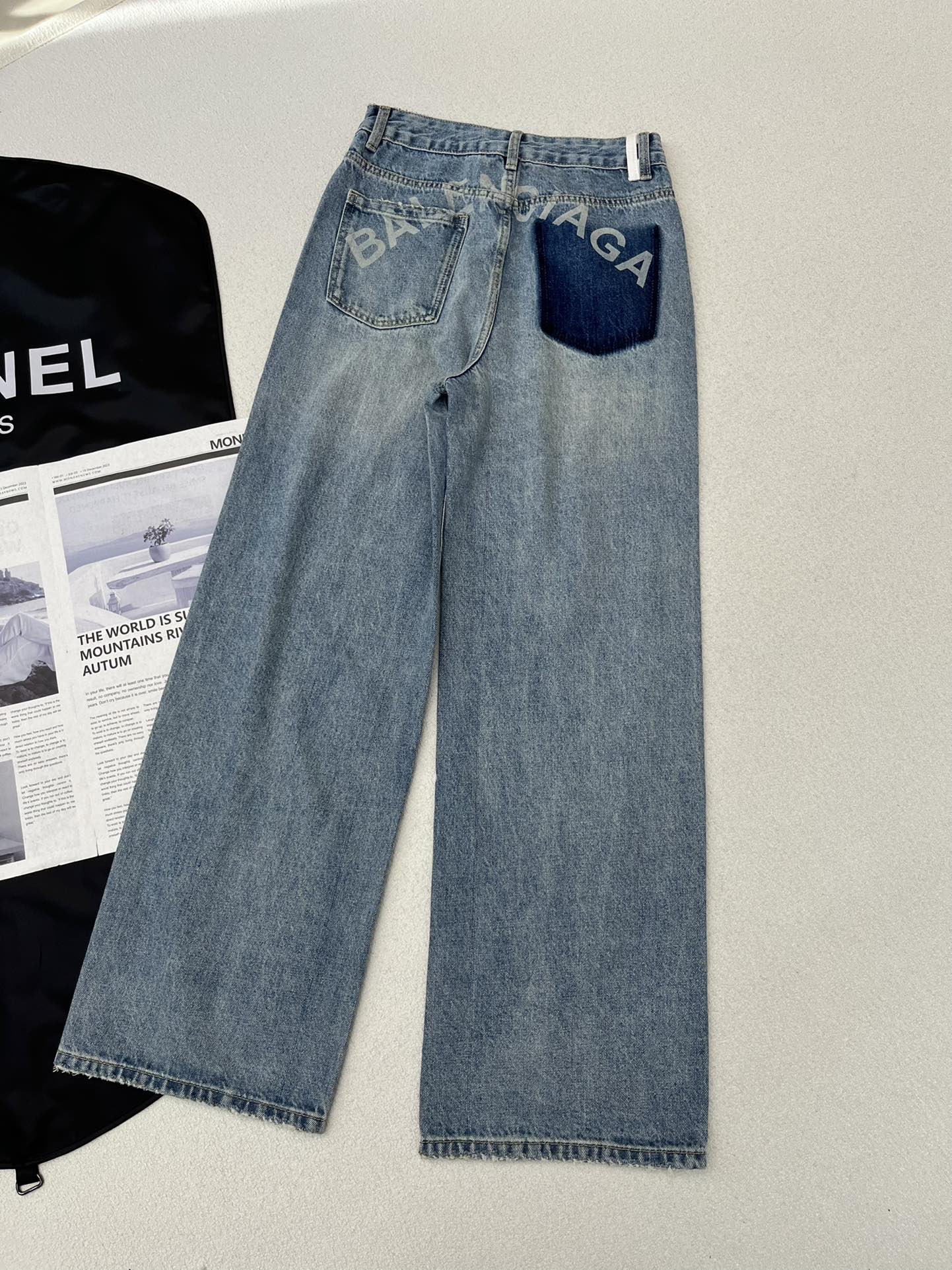 Джинсы Balenciaga 2403 с буквами