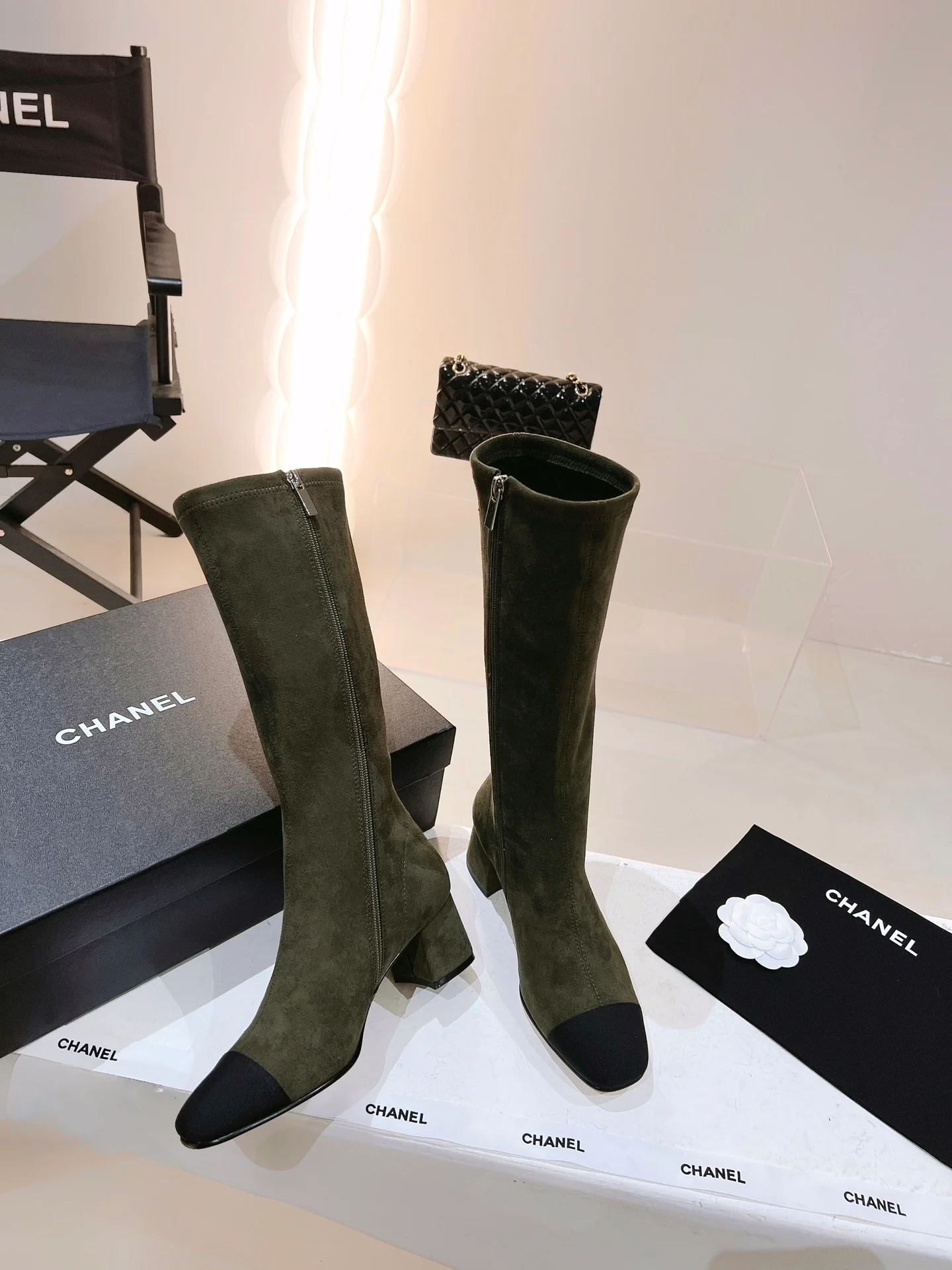 Новинка сезона осень/зима 2022 от Chanel - высокие сапоги из темно-зеленой замши.