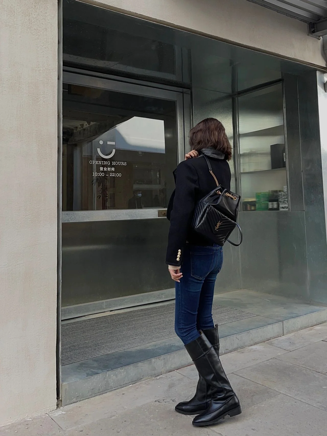 Рюкзак YSL Joe - стеганый рюкзак - черный с золотой пряжкой - 29 см - На фото: в рюкзаке