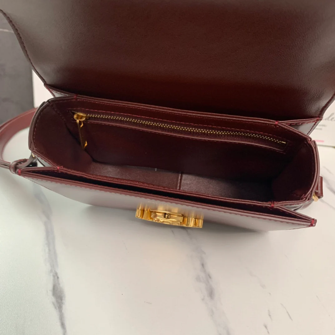 Сумка Celine Triomphe Classic из глянцевой телячьей кожи — красновато-коричневая.