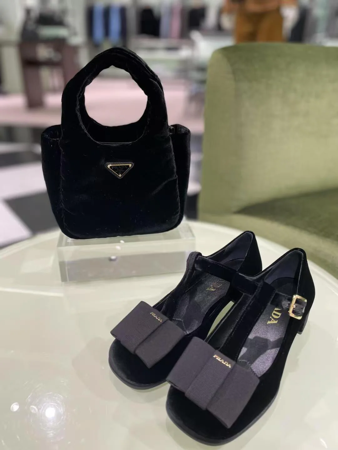 Классические туфли-мэри-джейн Prada с Т-образным ремешком и бантом, закругленным носком, глянцевые, черные.