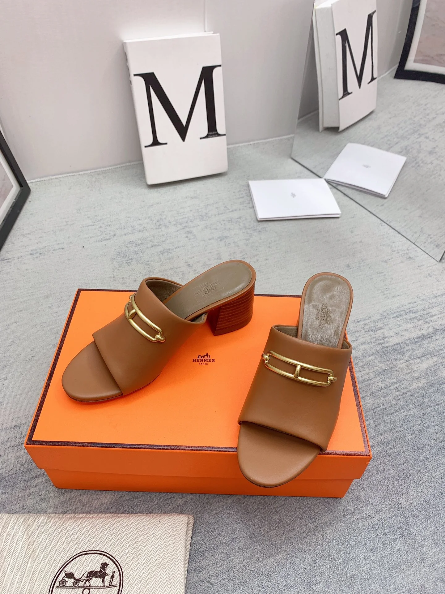 Новинка сезона весна/лето 2022 от Hermes — высококачественные сандалии на массивном каблуке.