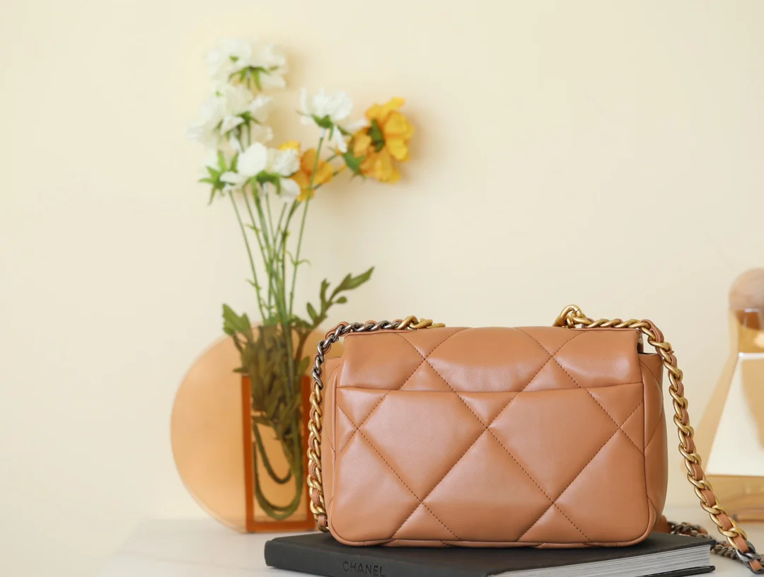 Сумка Chanel 2021-19 — карамельного цвета с золотой фурнитурой — маленький размер.