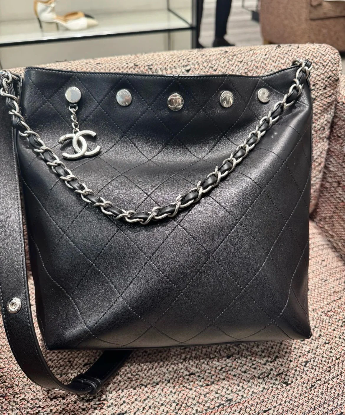 Сумка Chanel в стиле хиппи с золотой монетой 25 пенсов — черно-серебряная.