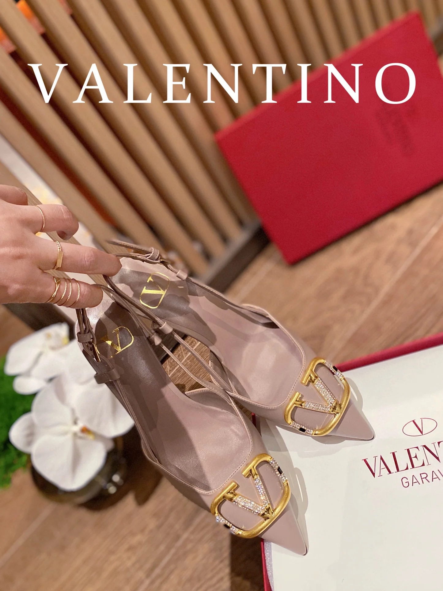 Туфли Valentino на каблуке с V-образным вырезом, бронзовой бриллиантовой пряжкой и открытой пяткой - розовые