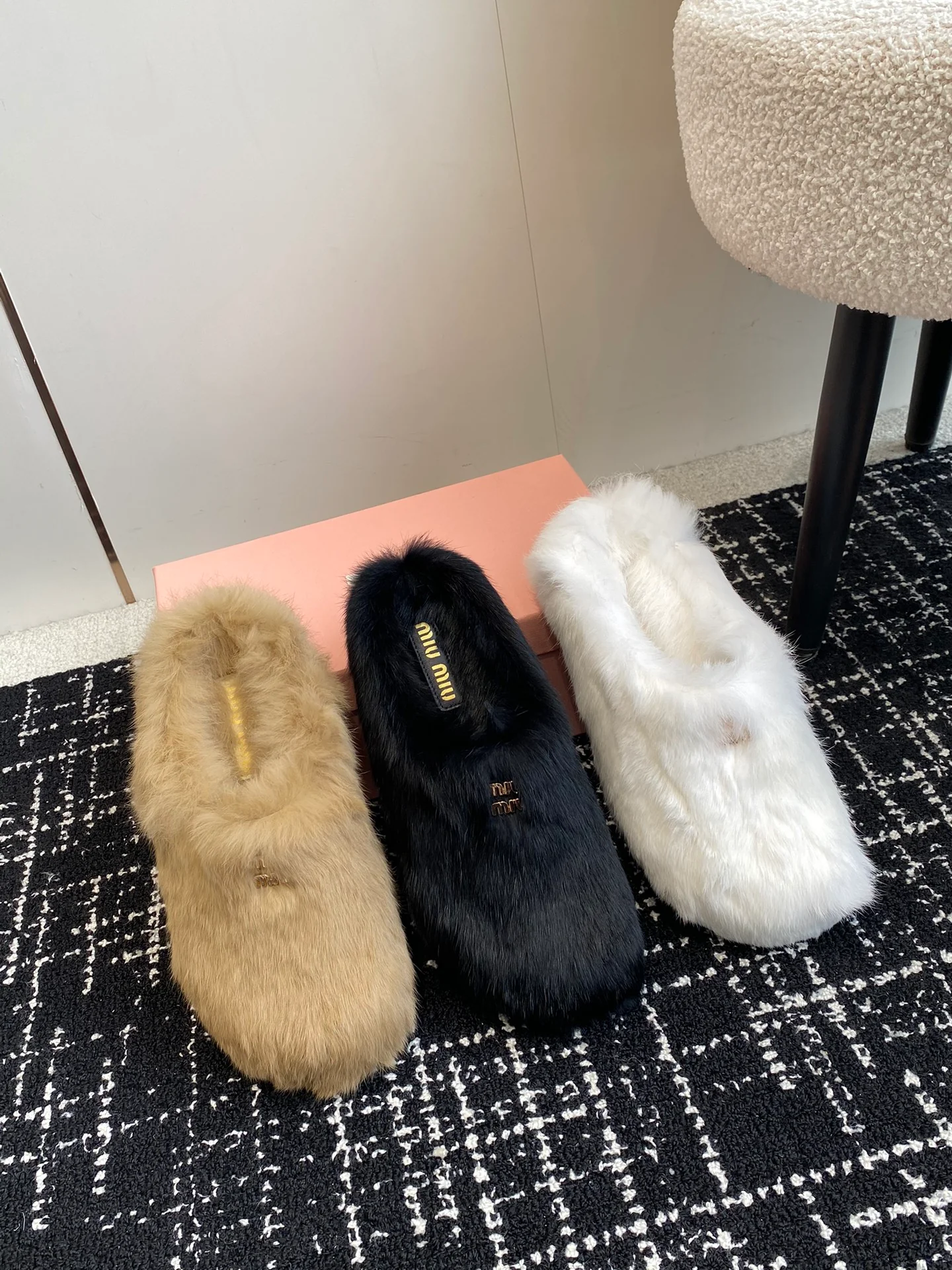 Miu Miu 2024 - Тапочки на меховой подкладке - Изображение коллекции - 1