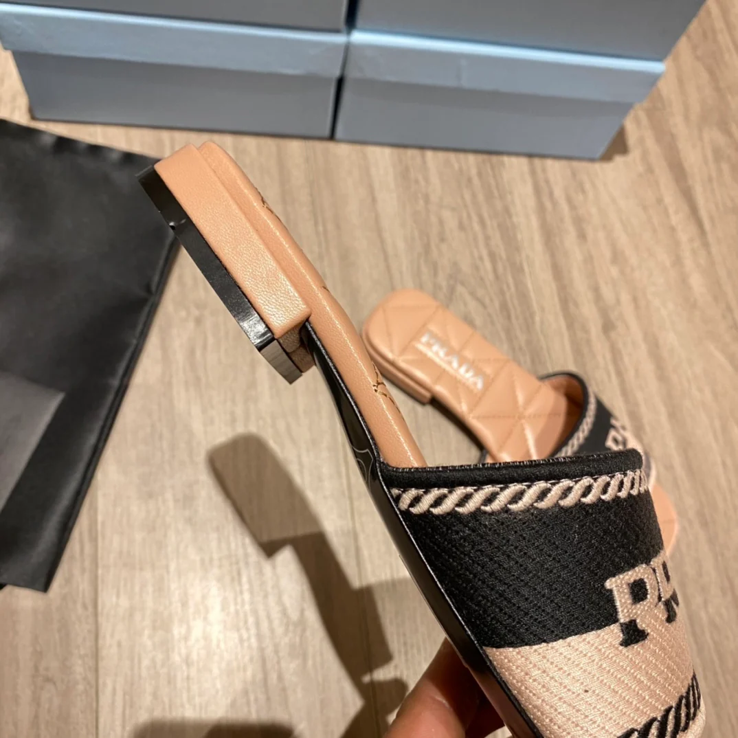 Prada - Вышитые тапочки