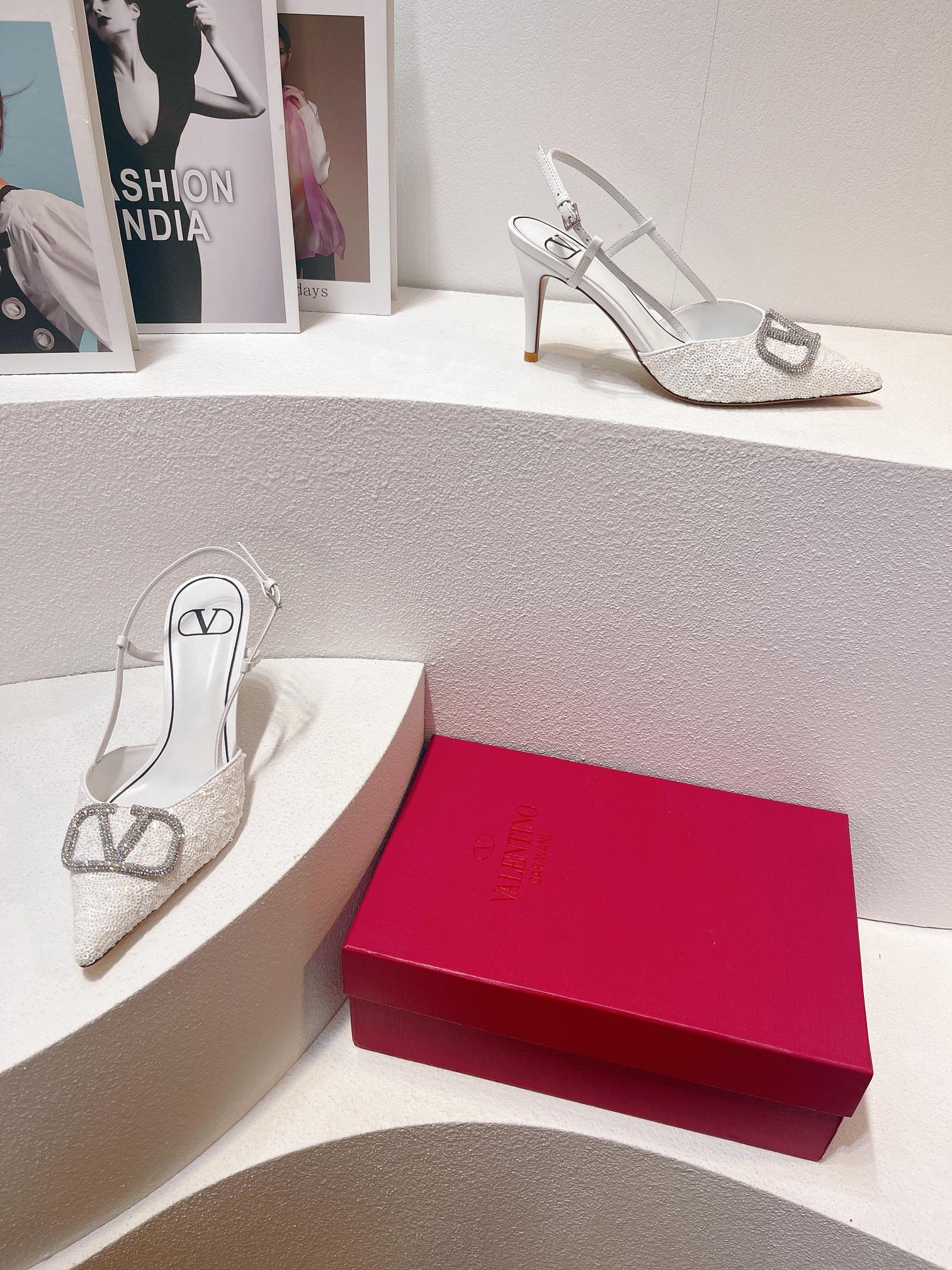 Новинка с официального сайта Valentino 2023 — Глянцевые босоножки на низком каблуке с острым носком — 8 см — Белые