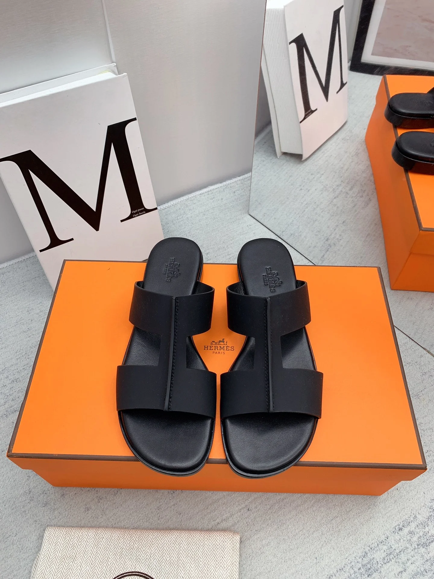 Новинка сезона осень/зима 2022 от Hermes - сандалии на плоской подошве