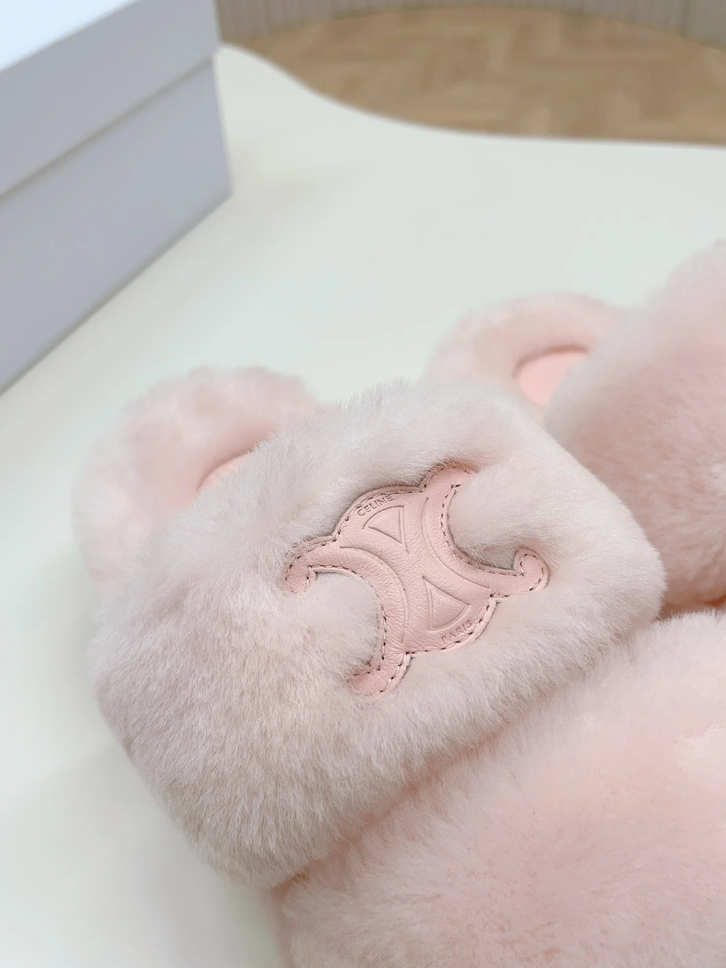 Новинка сезона осень/зима 2023 от Celine - Меховые тапочки - Розовые