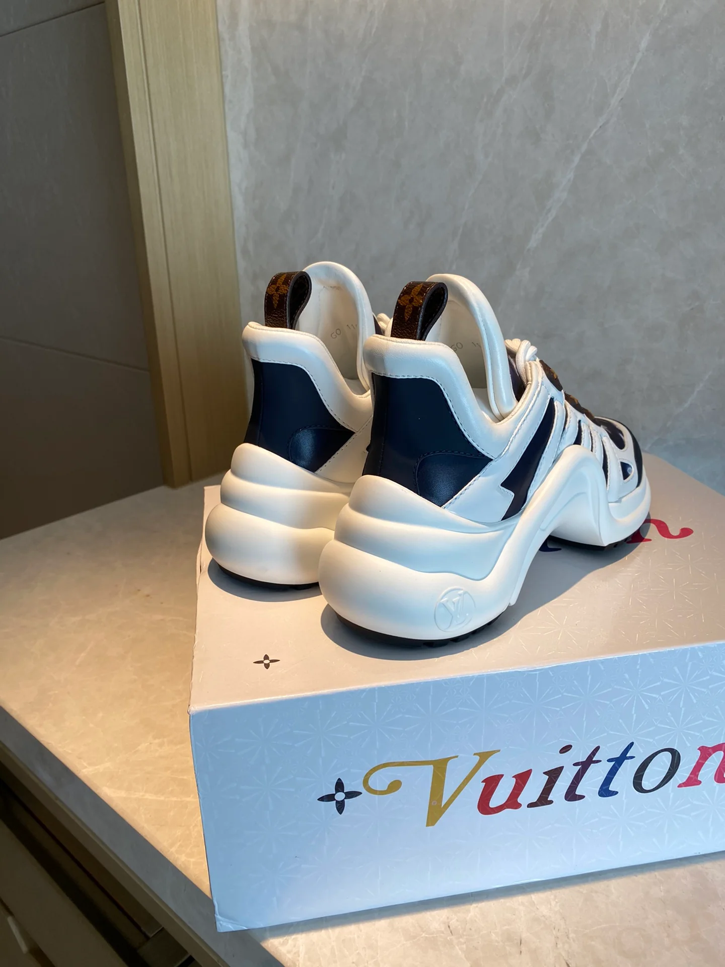 Обувь LV - массивные кроссовки LV