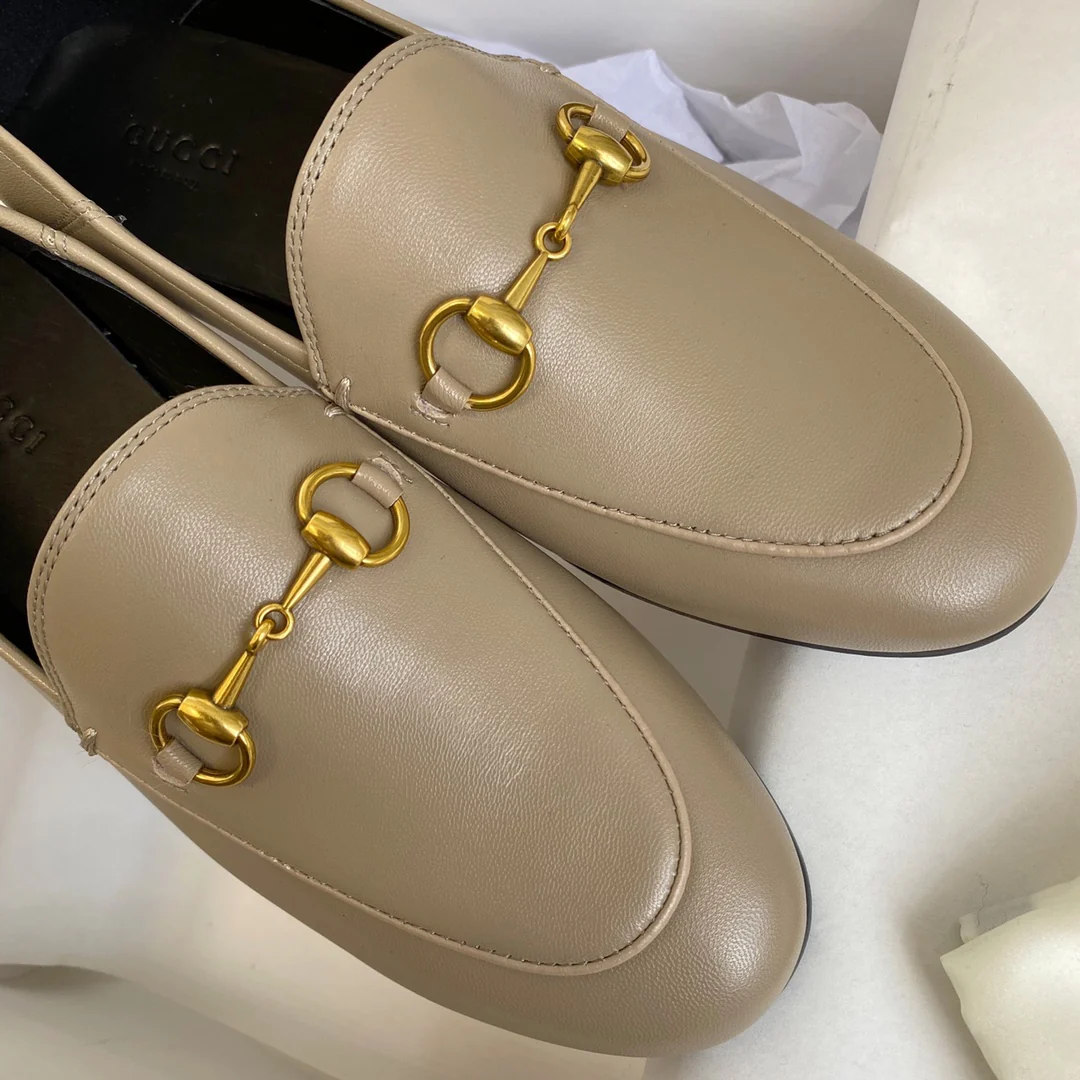 Новинка сезона весна/лето 2022 — двусторонние лоферы Gucci с пряжкой в ??виде конской уздечки.