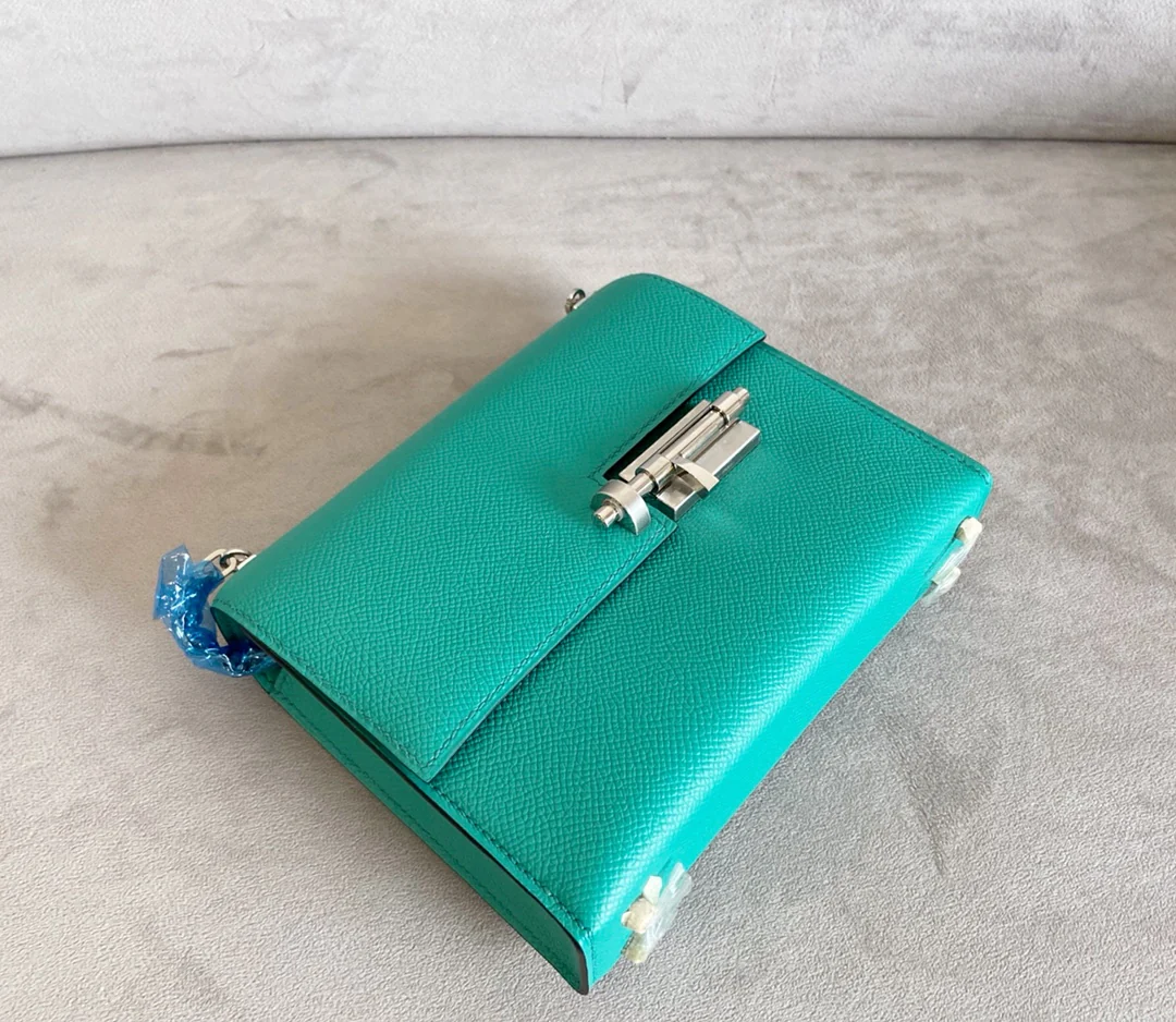 Мини-сумка Hermes Verrou из козьей кожи U4, бархатная, зеленая, с серебряной пряжкой.