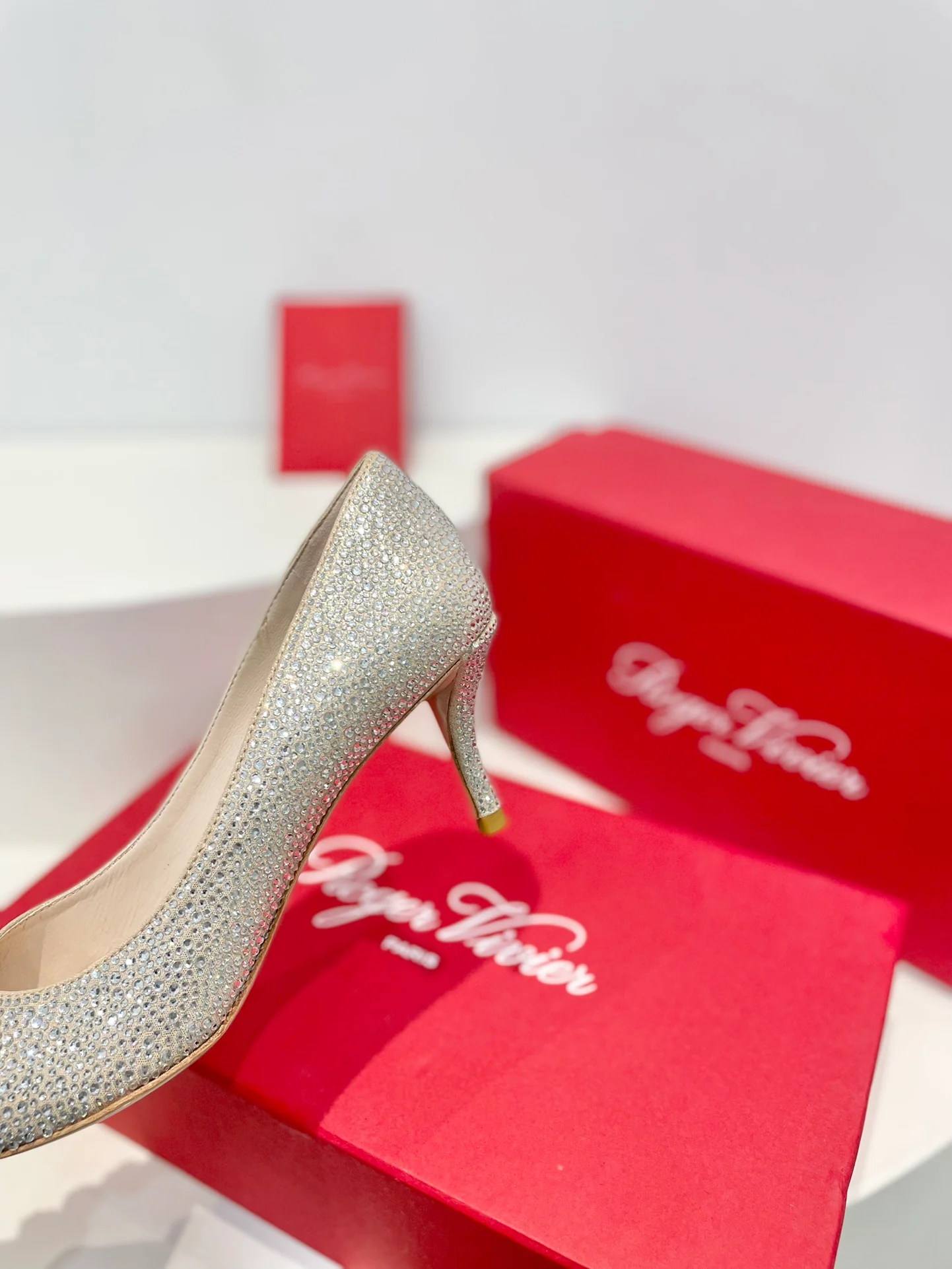 Обувь RV - Серия ?Кристальные туфли? - Туфли на низком каблуке со стразами - Серебристые