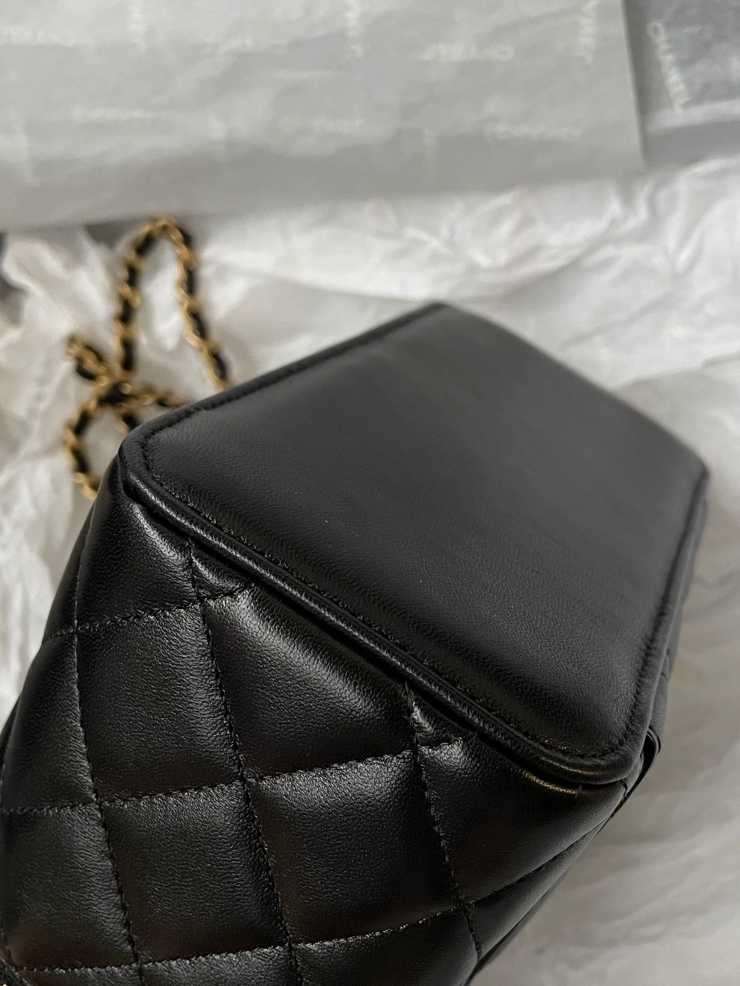 Сумка-коробочка Chanel с кожаной ручкой, длинная, черная.