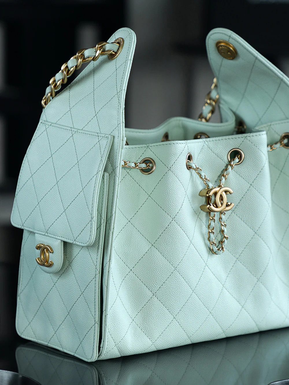 Сумка-хобо Chanel 25c Hippie, маленькая, мятно-зеленая, с золотой пряжкой.