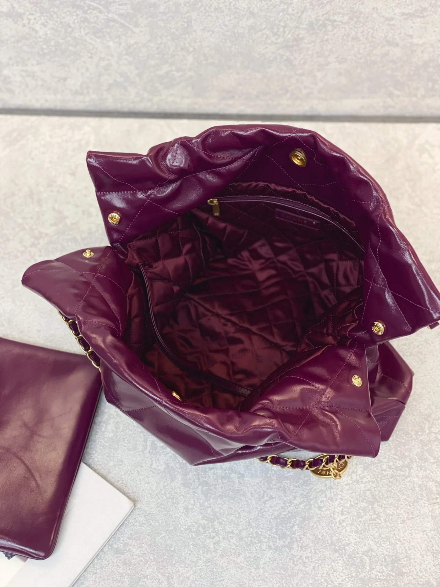 Новинка сезона весна/лето 2023 от Chanel - сумка 22 - маленькая - бордовая