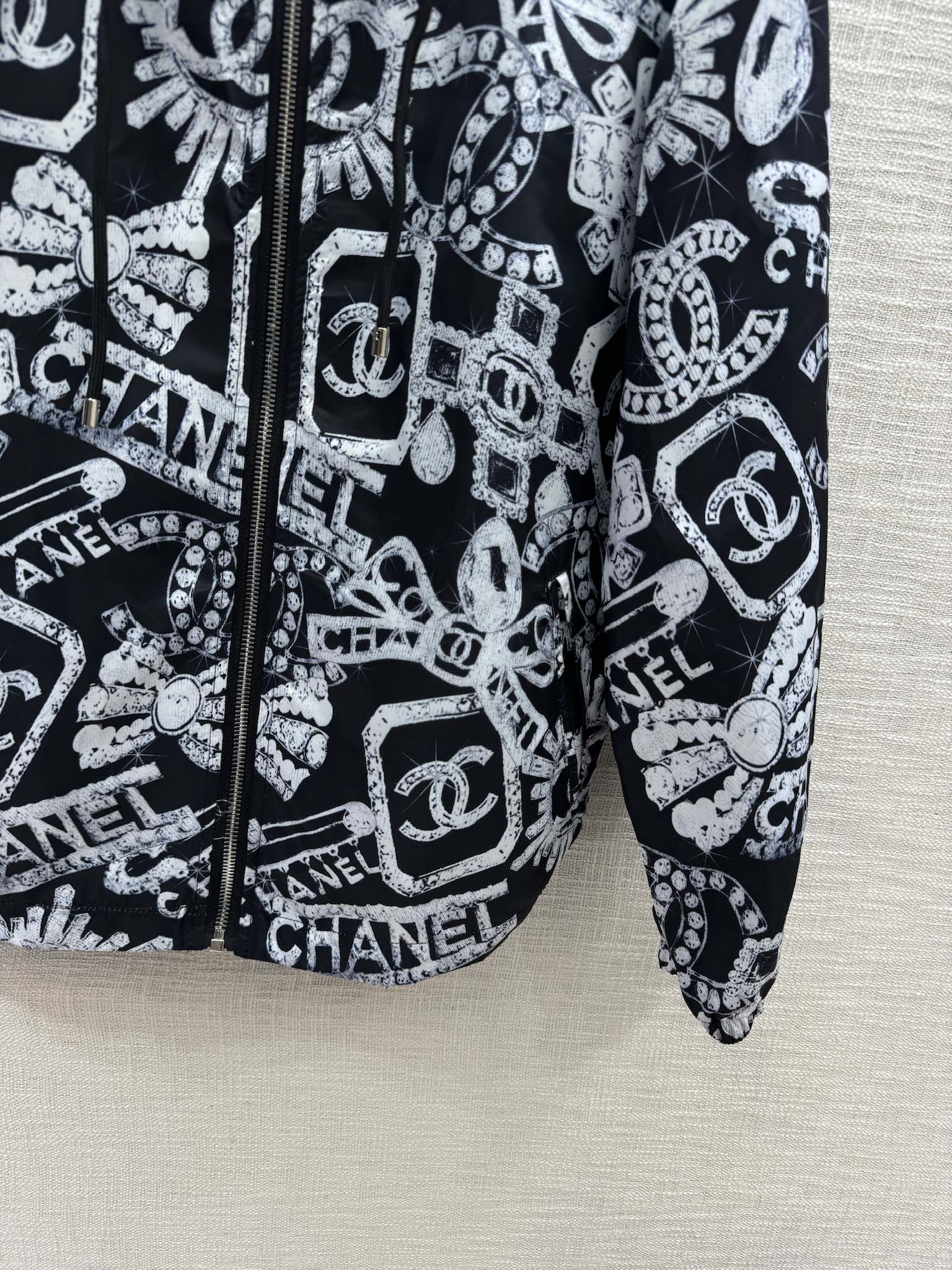 Куртка Chanel 2403 с капюшоном, напечатанная на 3D-принтере.