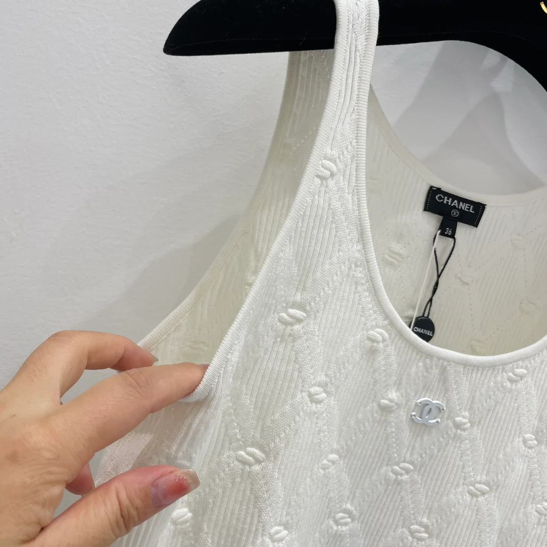 Жилет Chanel 2404 с бриллиантовой жаккардовой отделкой - белый