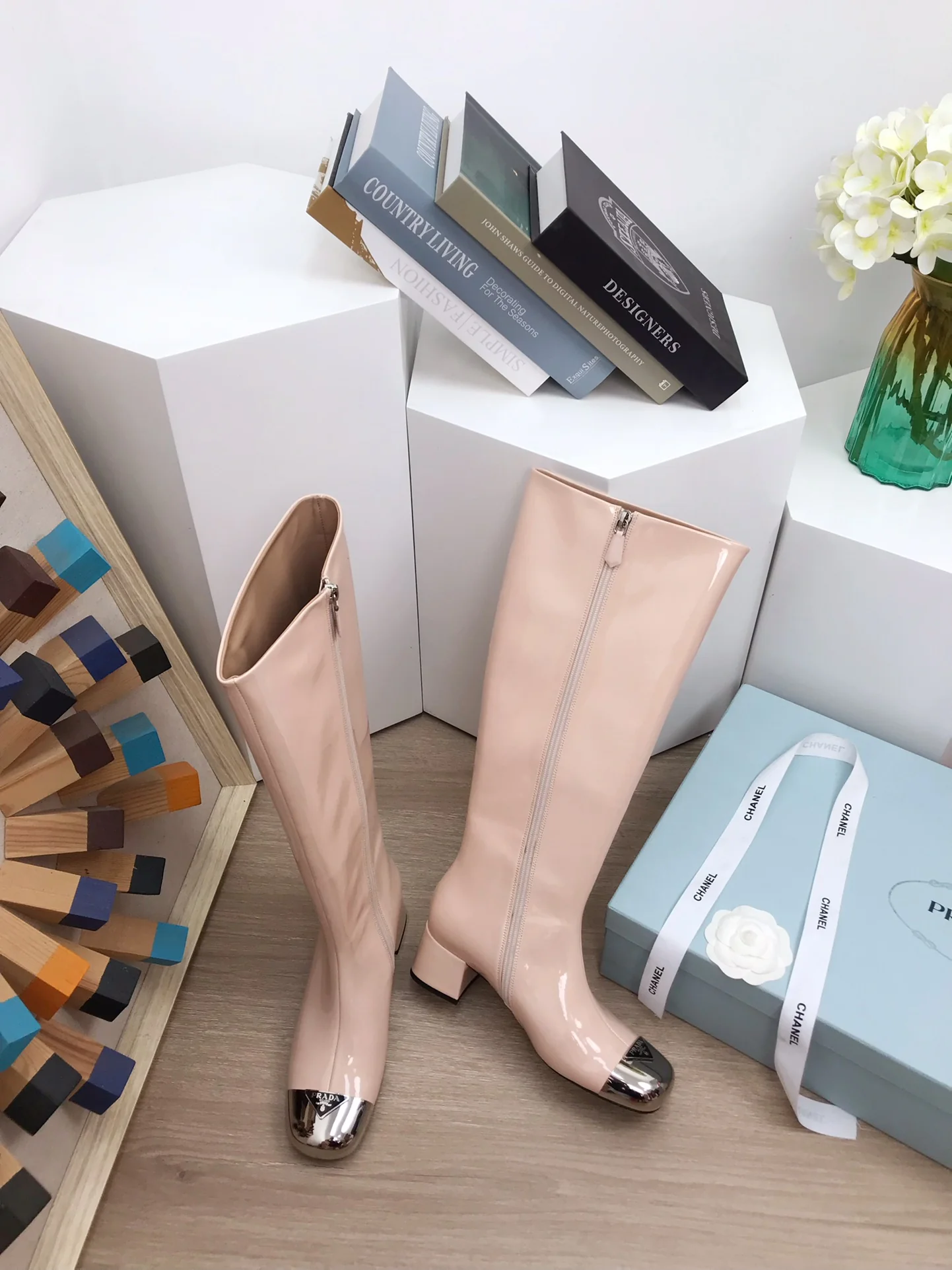 Коллекция Prada 2022 года с подиума - Металлические ботинки с закругленным носком