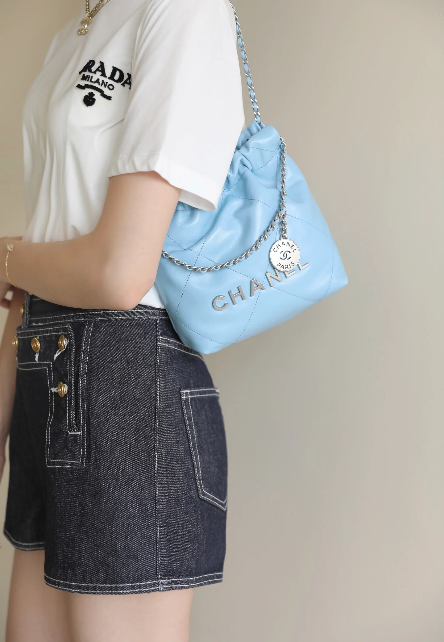 Новинка сезона весна/лето 2023 от Chanel - сумка 22 - мини - молочно-голубой - фото в действии.