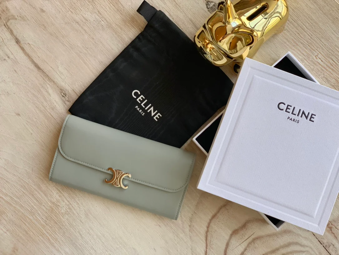 Celine TRIOMPHE 大号亮泽光滑羊皮革翻盖长夹