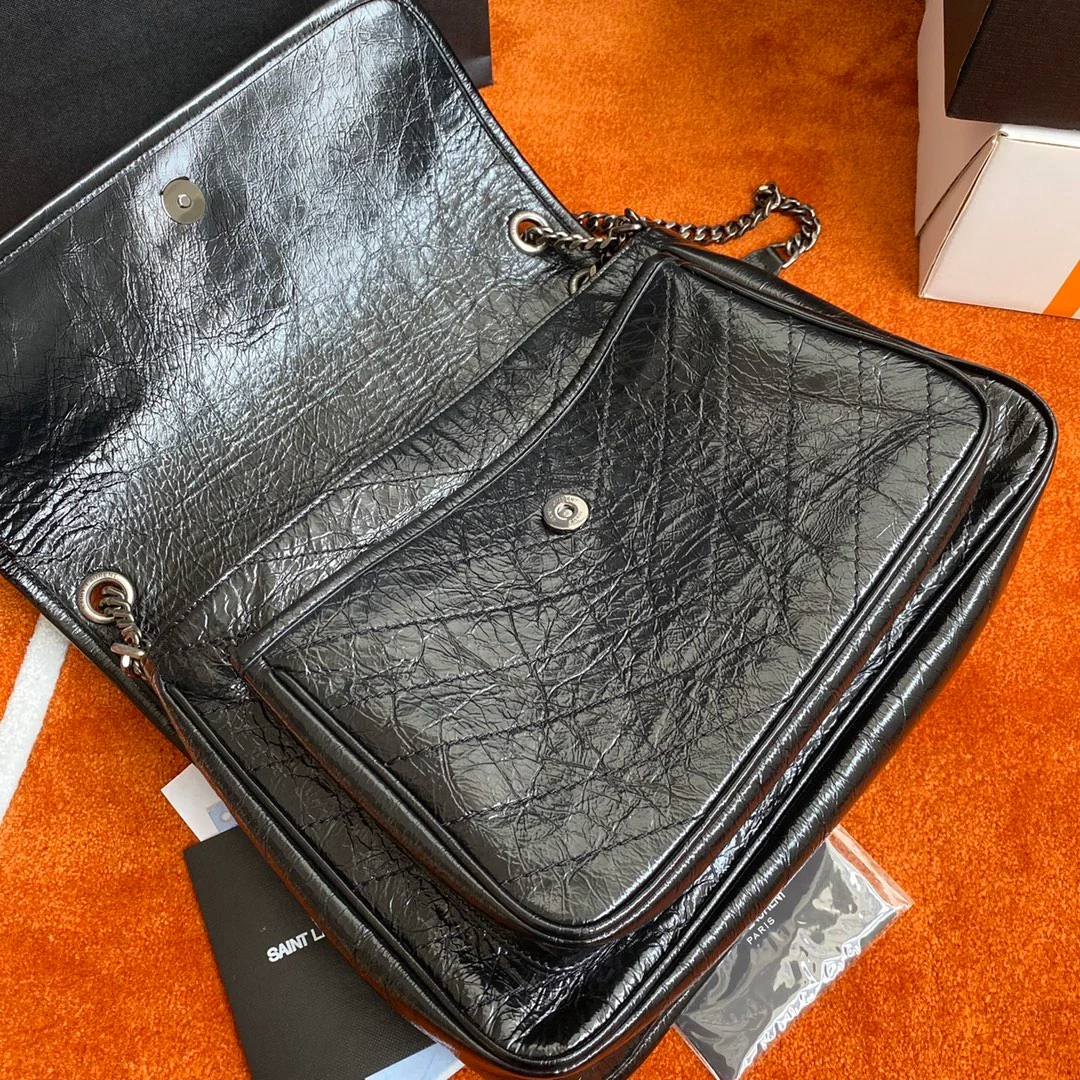 Сумка YSL Large Niki из кожи с черной пряжкой и D-образным кольцом.