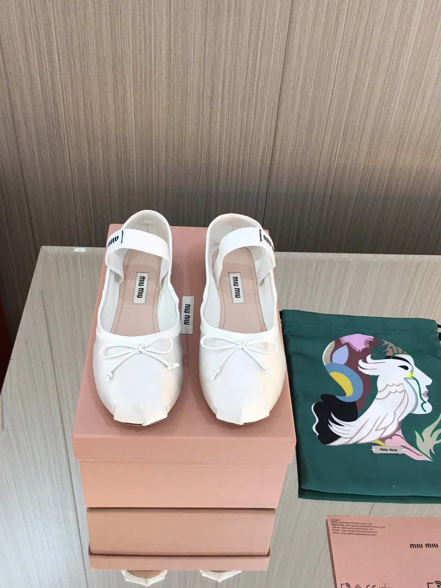 Новинка весны/лета Miu Miu 2023 — балетки ?Французская фея? — белые.