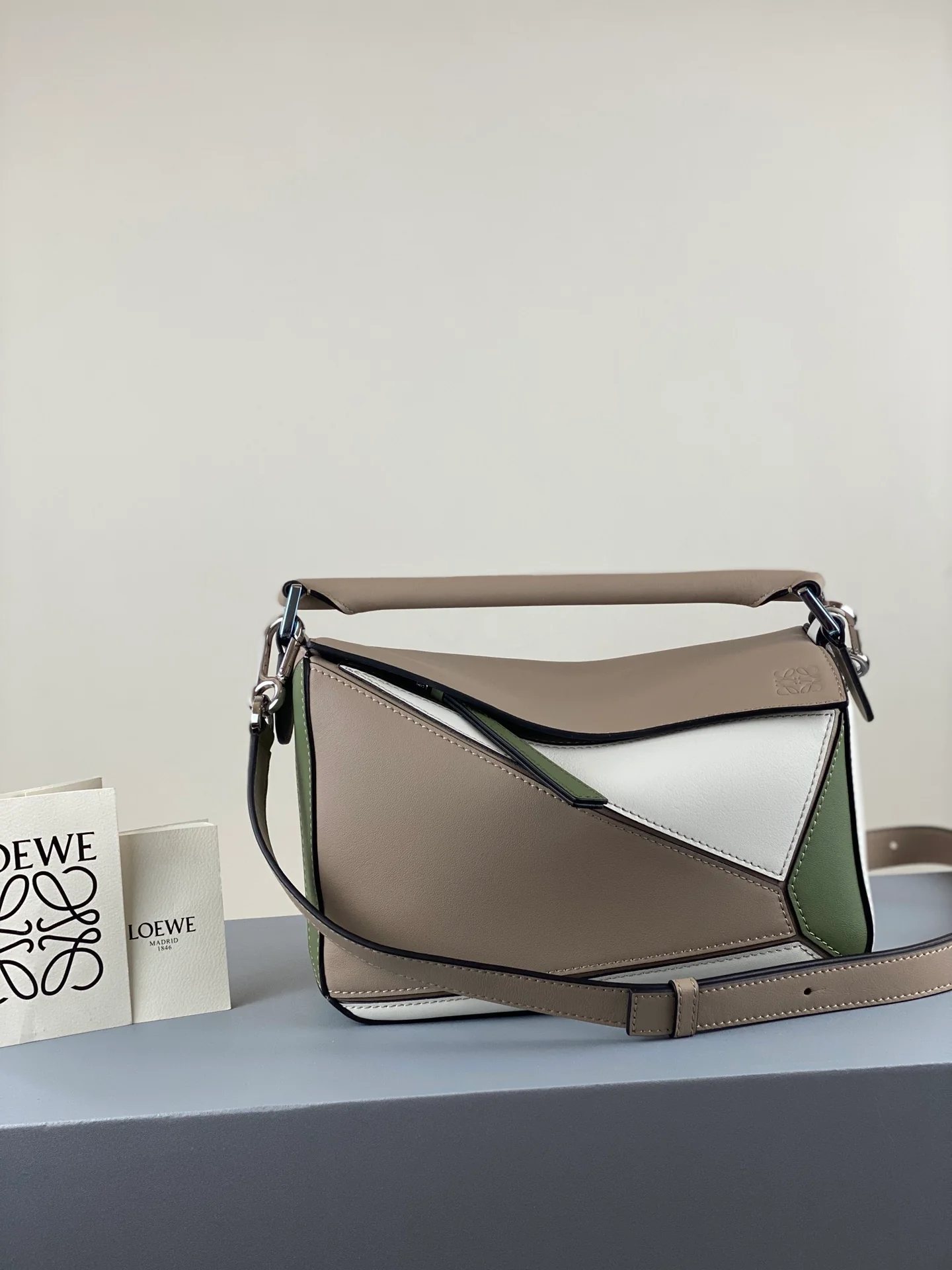 Сумка Loewe Puzzle из телячьей кожи, маленький размер 19.