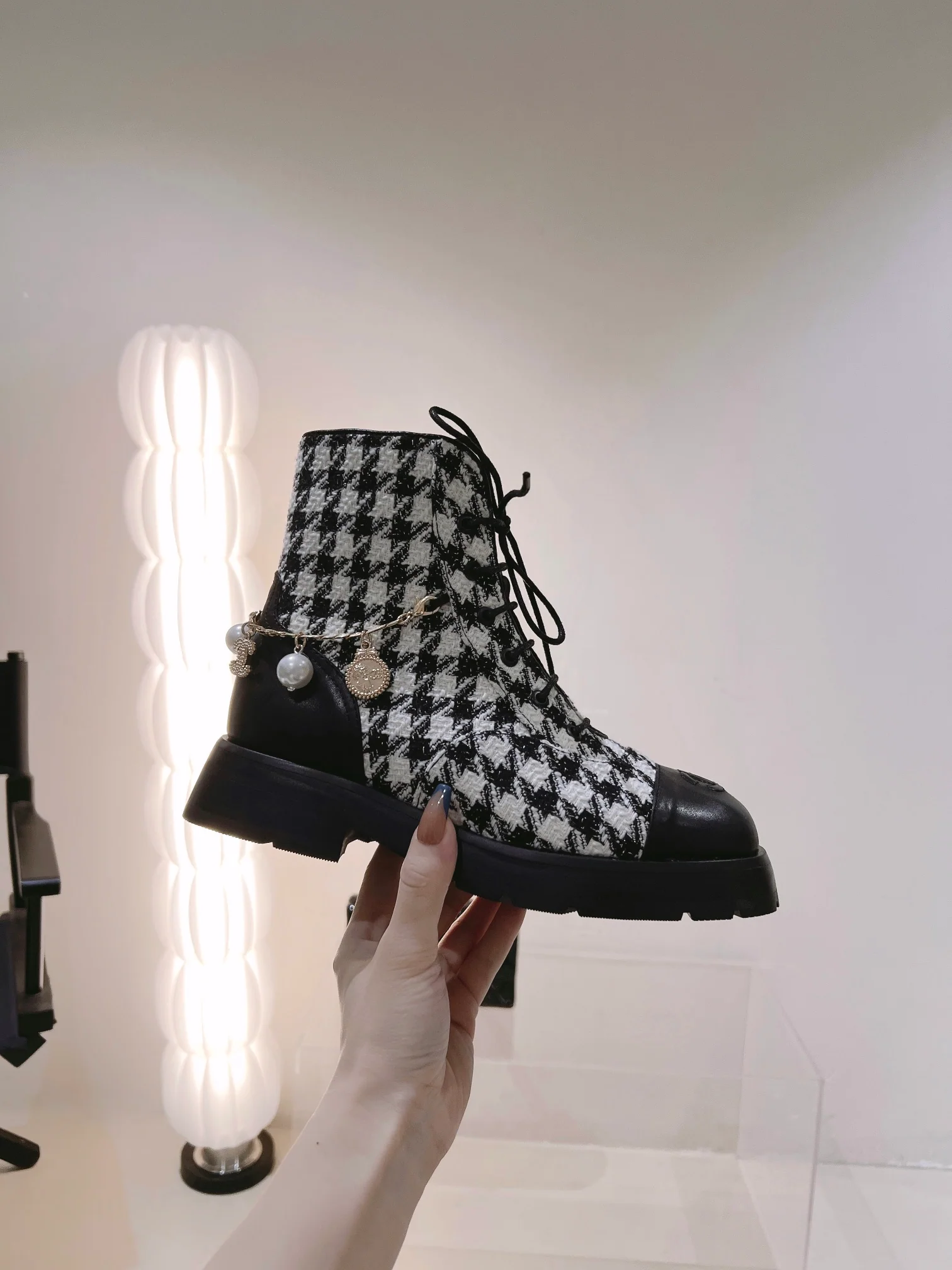 Новинка сезона осень/зима 2022 от Chanel — ботильоны в клетку ?гусиная лапка?.