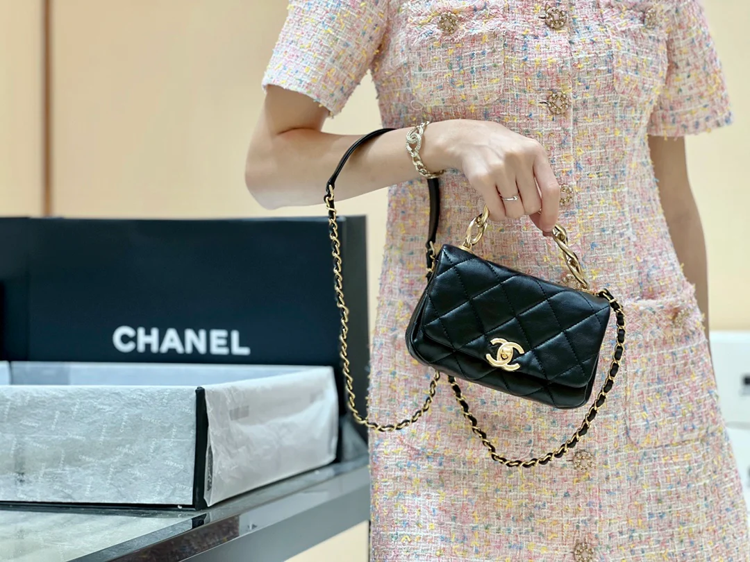 Коллекция Chanel 2022 Métiers d'Art — Сумка-гармошка на массивной цепочке — Мини