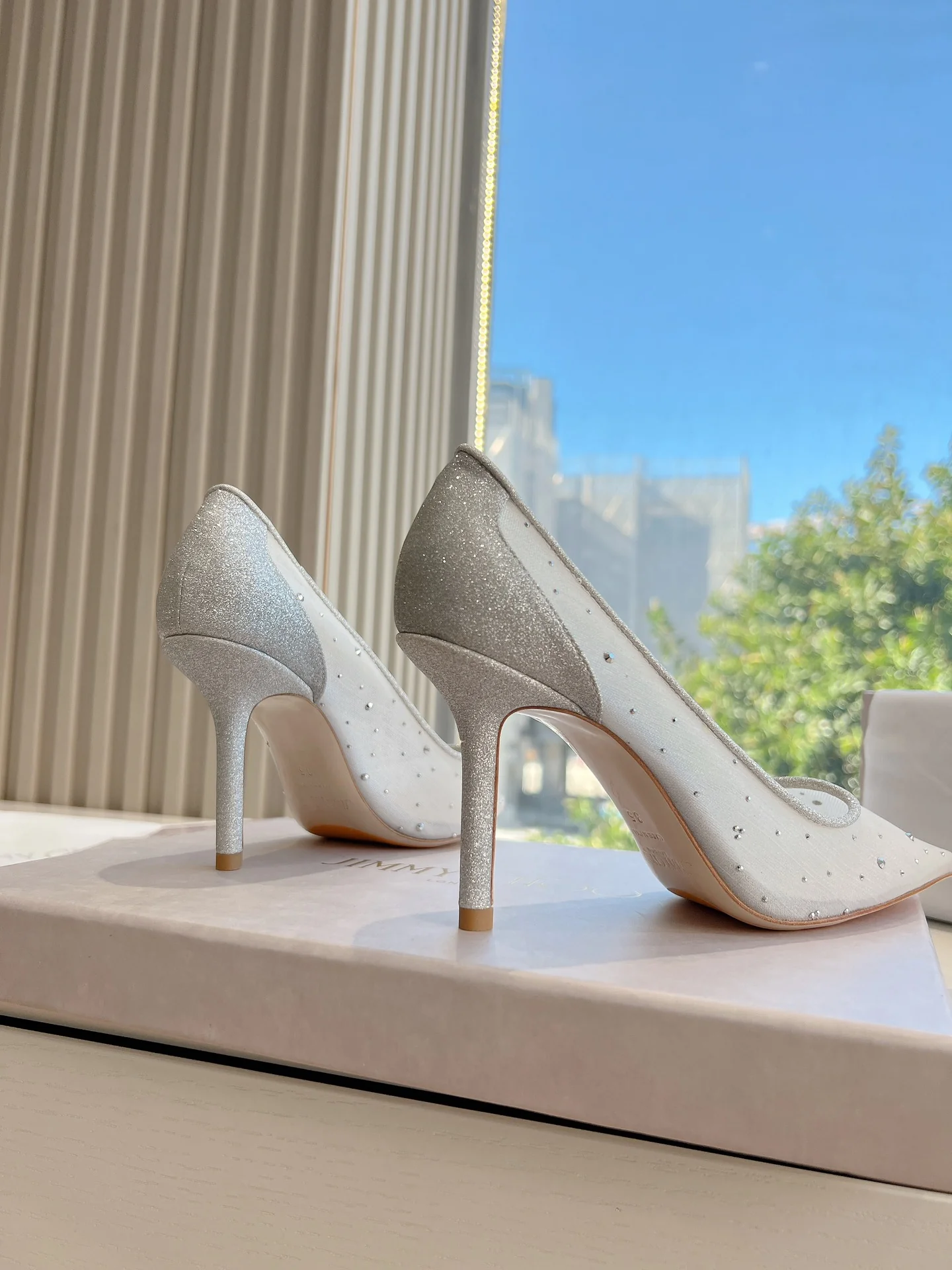 Туфли на высоком каблуке с острым носком и сетчатым верхом - Белые