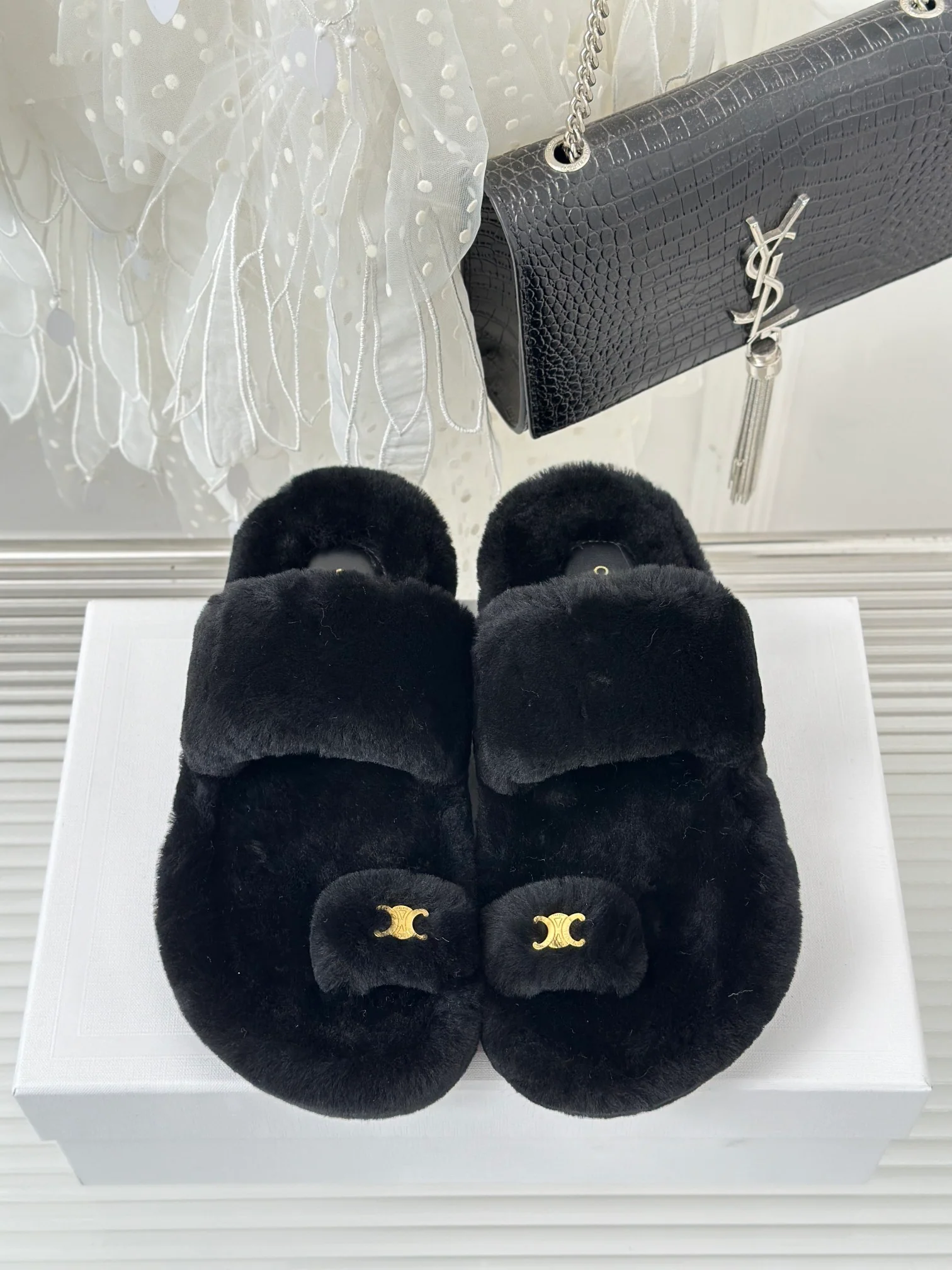 Новинка 2023 года от Celine - Шерстяные шлепанцы - Черные