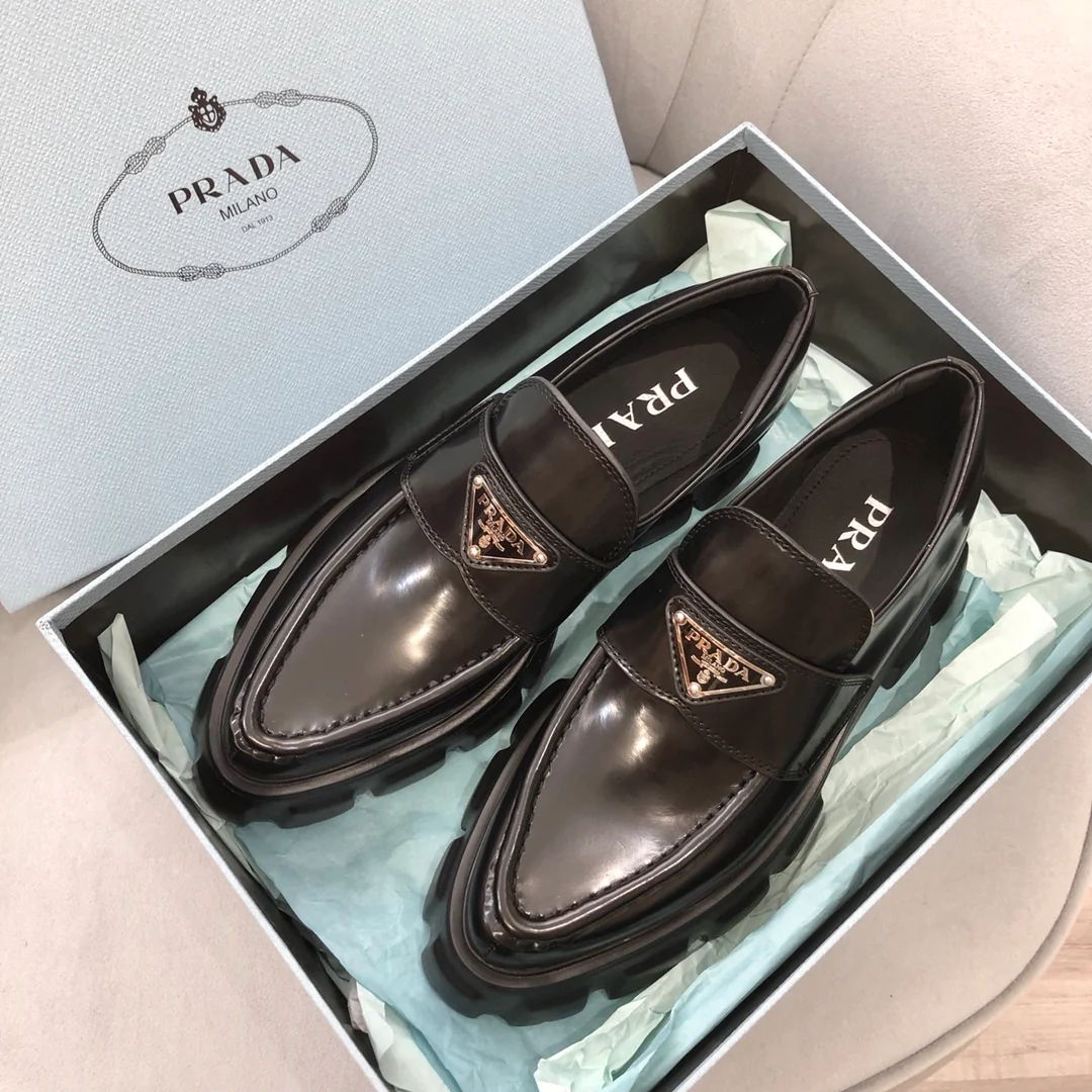 Туфли Prada - черный монолит - лоферы с острым носком