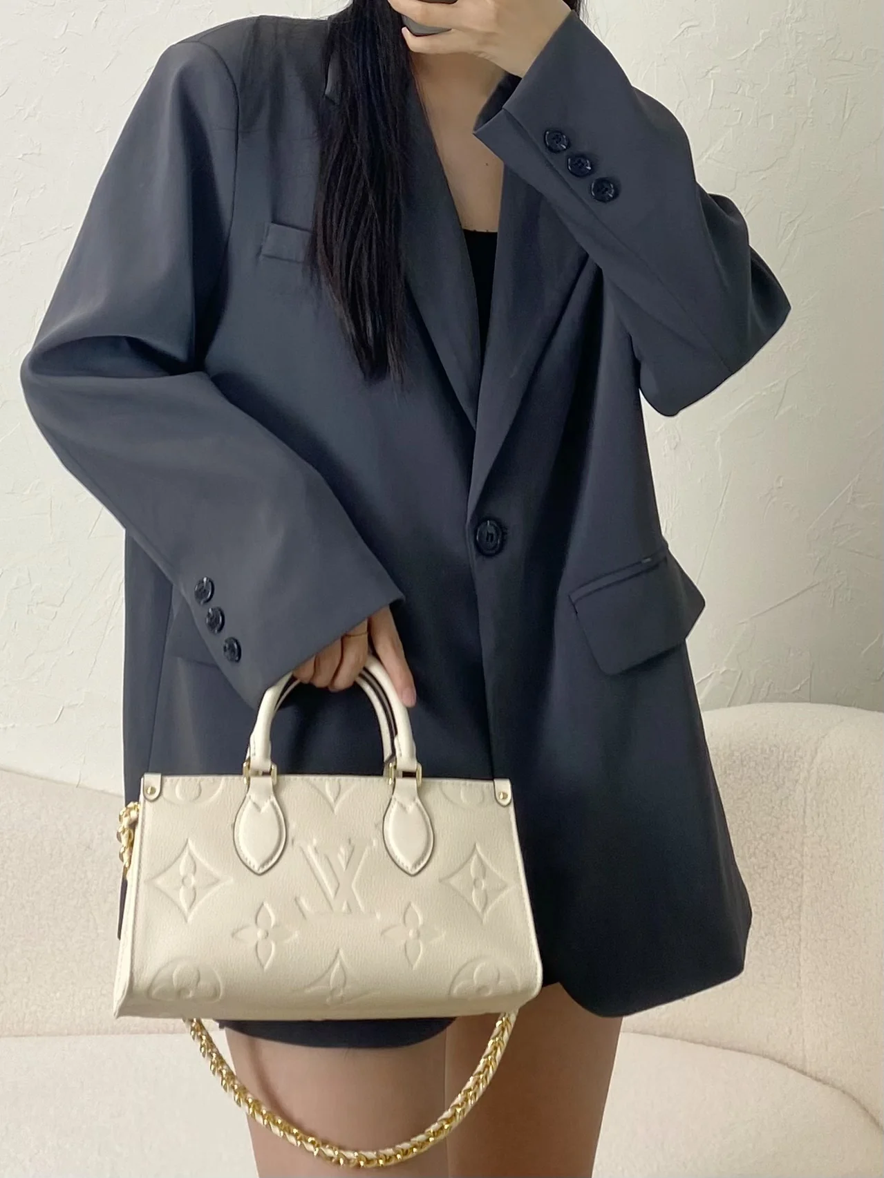 m23640-LV-cabas-onthego-east-west-gold chain embossed monogram-white