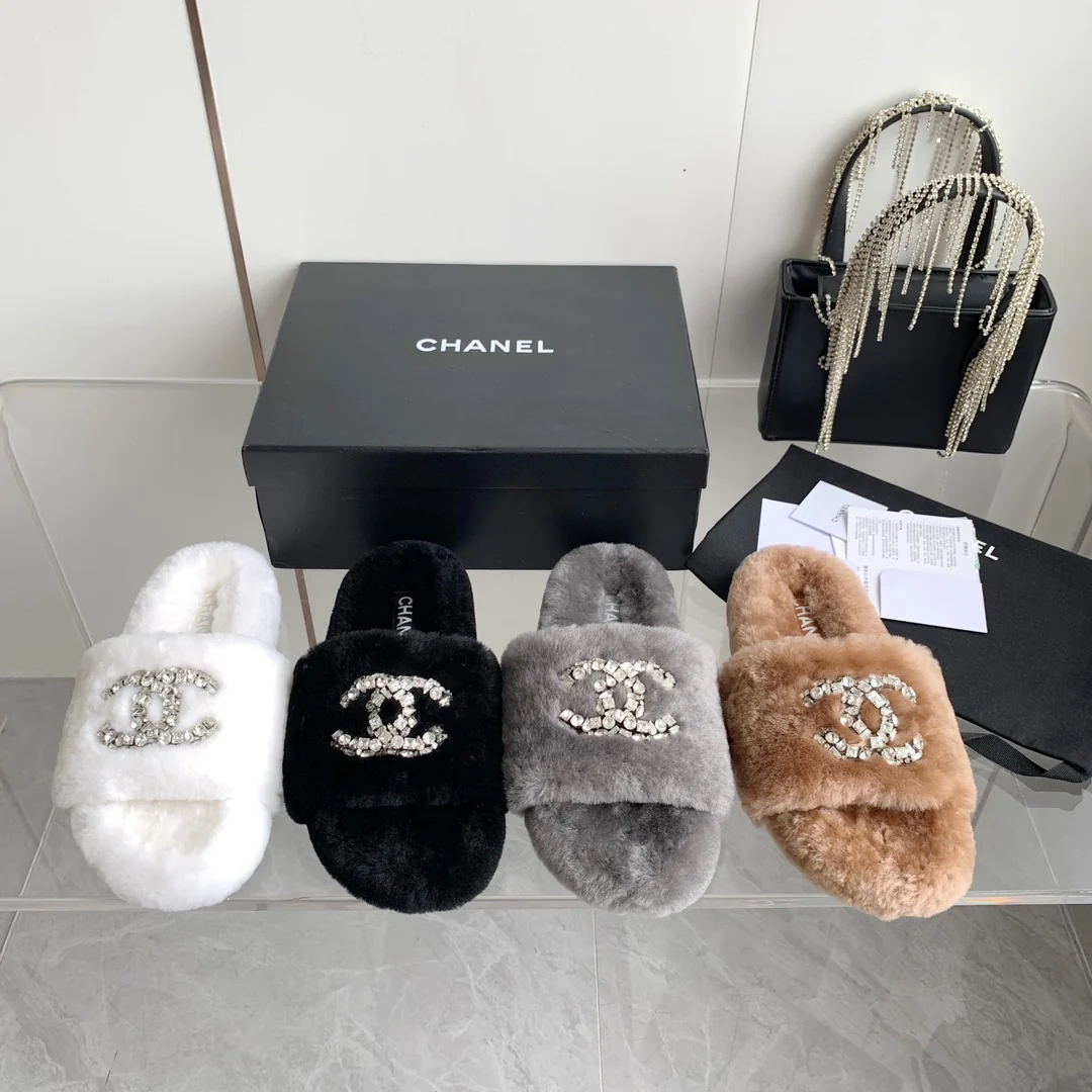 Новинка сезона осень/зима 2023 от Chanel - Шерстяные тапочки - Черные со стразами