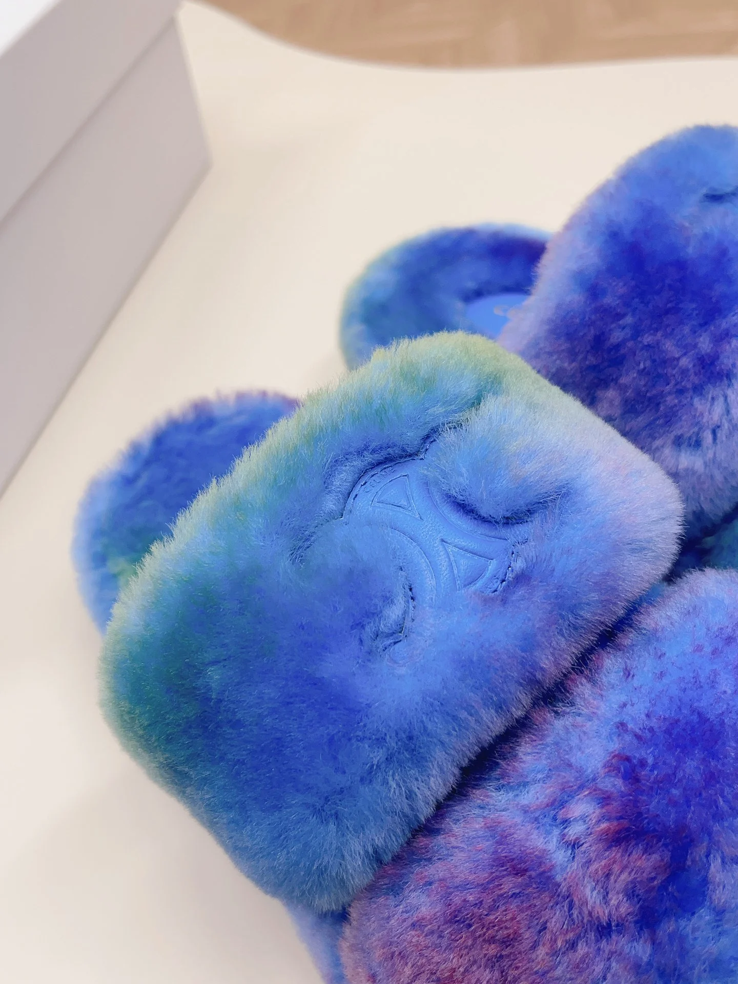 Новинка сезона осень/зима 2023 от Celine - Меховые тапочки - Синие