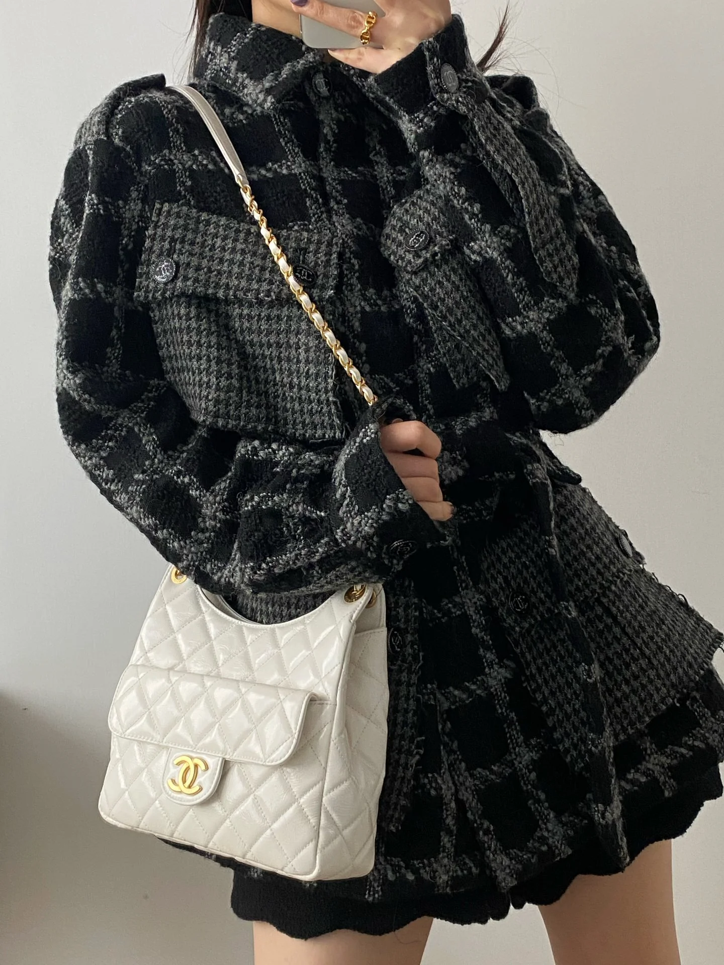 Коллекция Chanel ?Ранняя весна 2023? — сумка-хобо в стиле хиппи — маленькая — белая — фотографии в одежде.