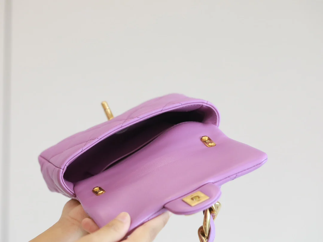 Винтажная сумка-мессенджер Chanel под мышкой - 2 шт.