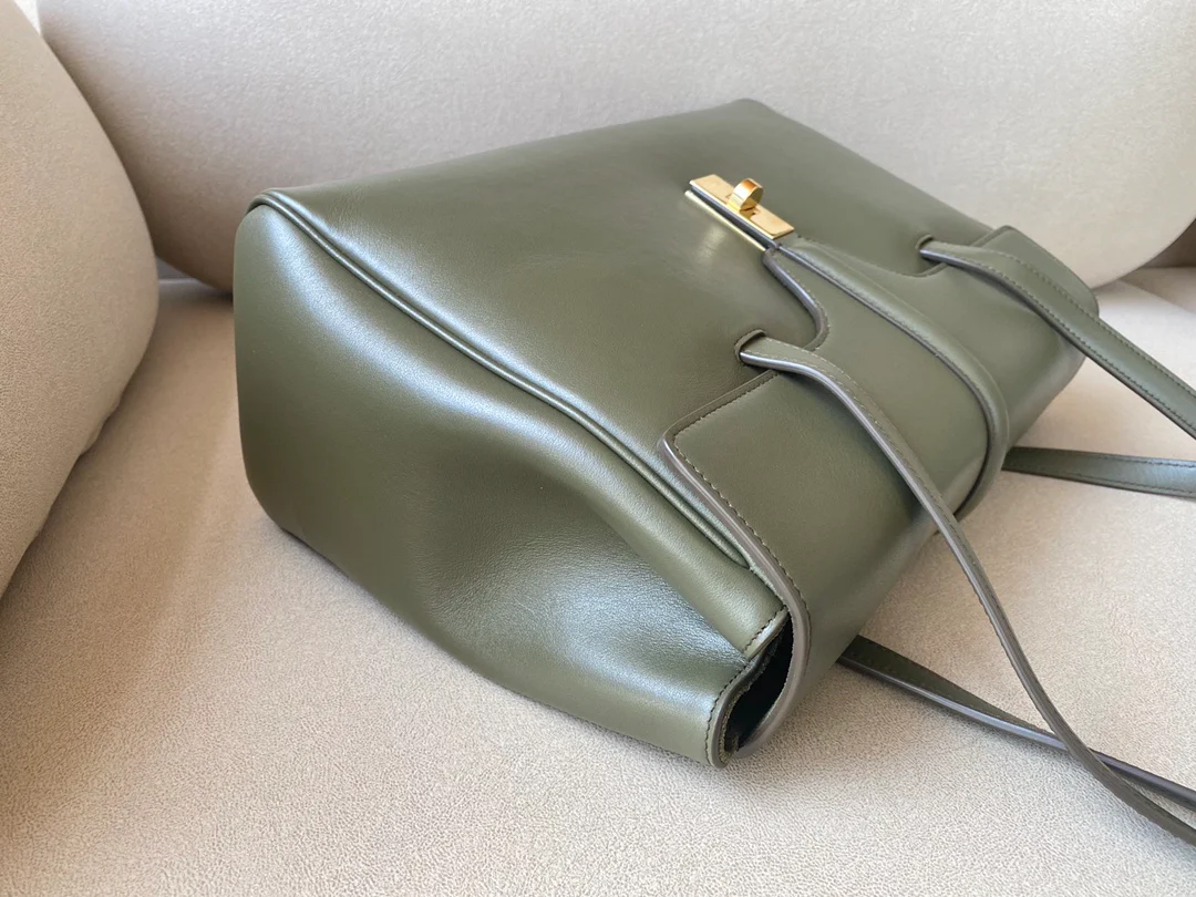 Сумка Celine Soft 16 Medium из гладкой телячьей кожи