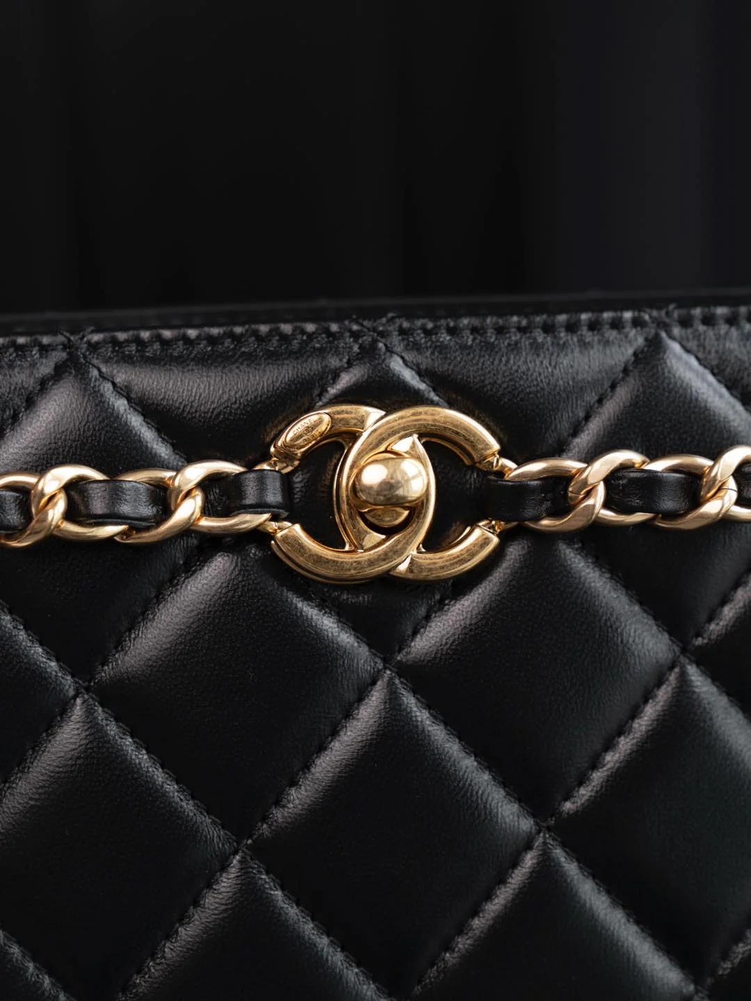 Черная квадратная сумочка на цепочке для вечерних мероприятий