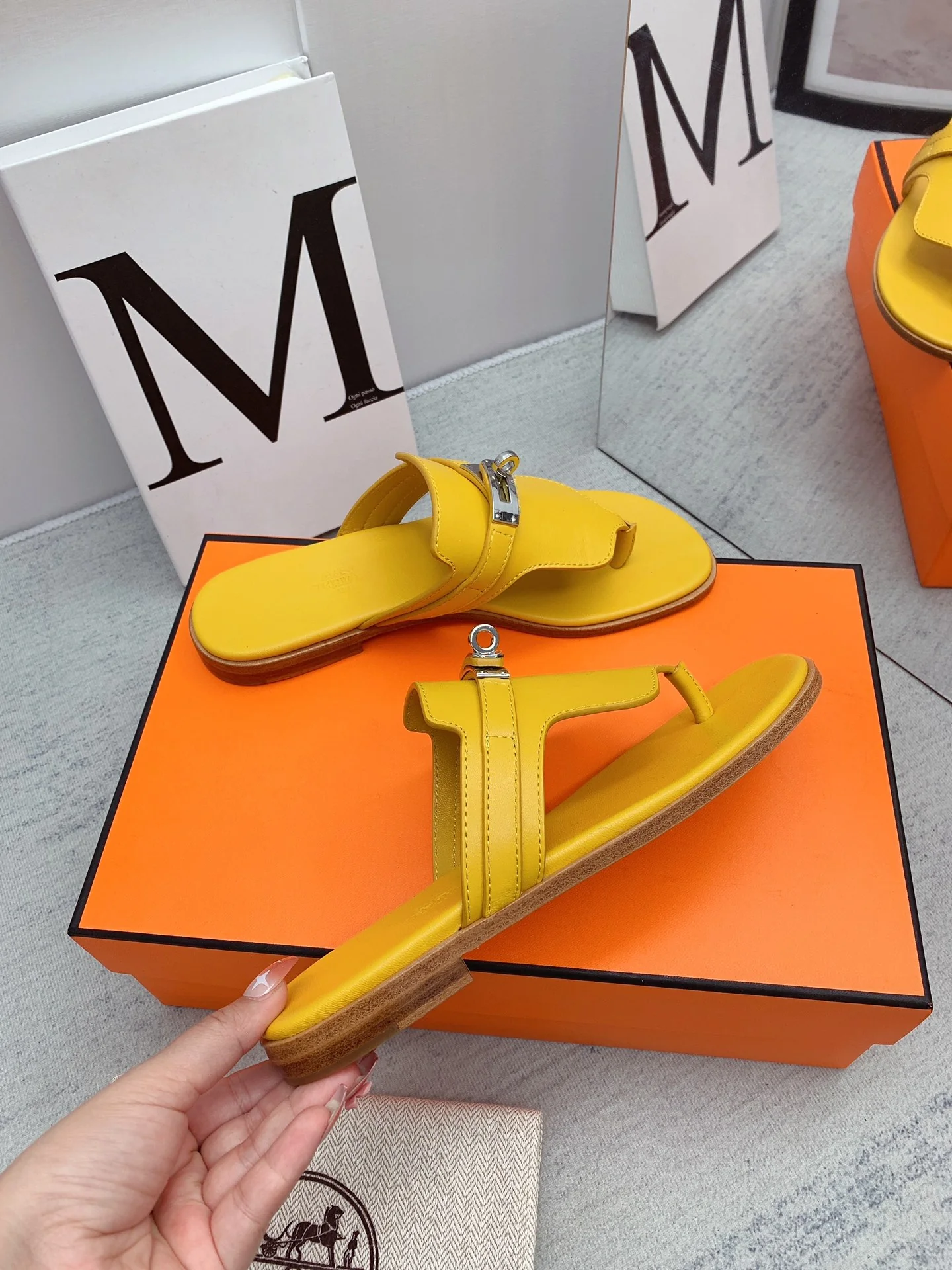 Новинка осенне-зимней коллекции Hermes — шлепанцы.