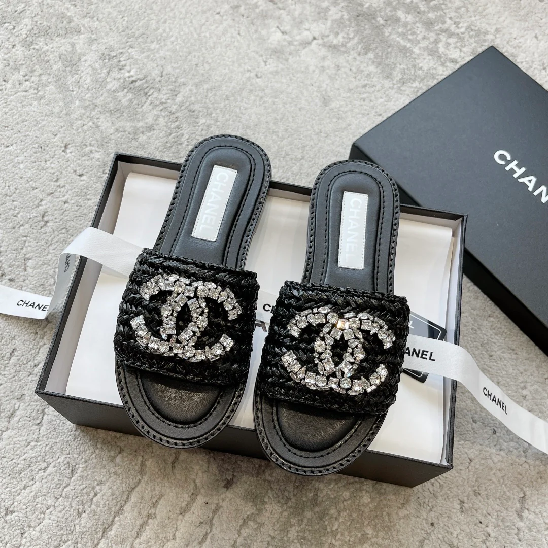 Новинка сезона весна/лето 2023 от Chanel - плетеные тапочки со стразами - черные