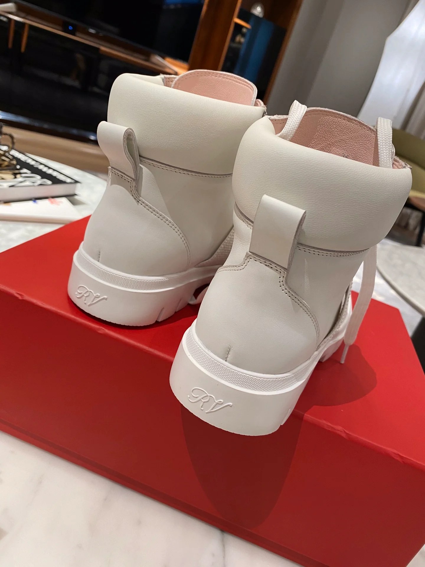 RV - Осенне-зимняя коллекция. Ботильоны на тонком шнурке с квадратной пряжкой - белые.