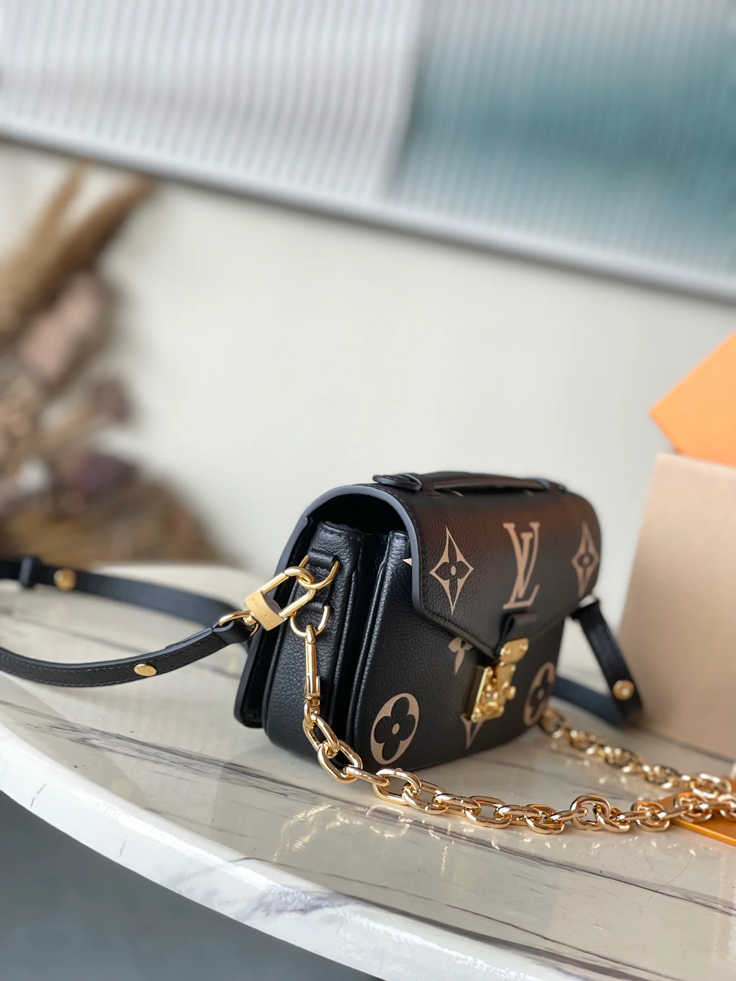m46596-LV-pochette-metis-east-west-black