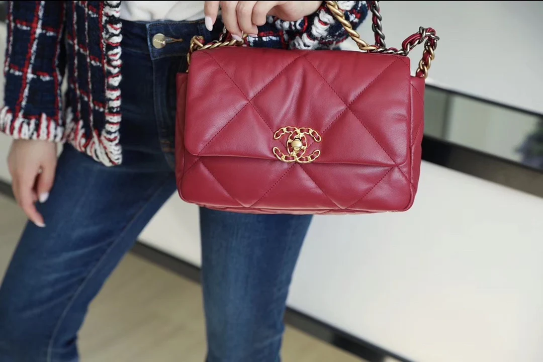 Сумка Chanel 19 — маленькая, сапфирово-красная.