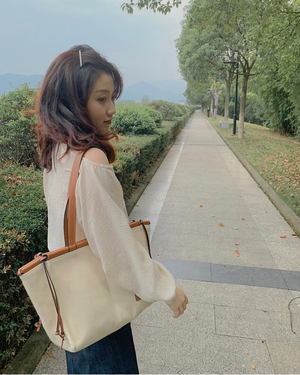 Сумка-тоут Loewe с подушкой — белая и коричневая кожа — изображение верхней части тела.