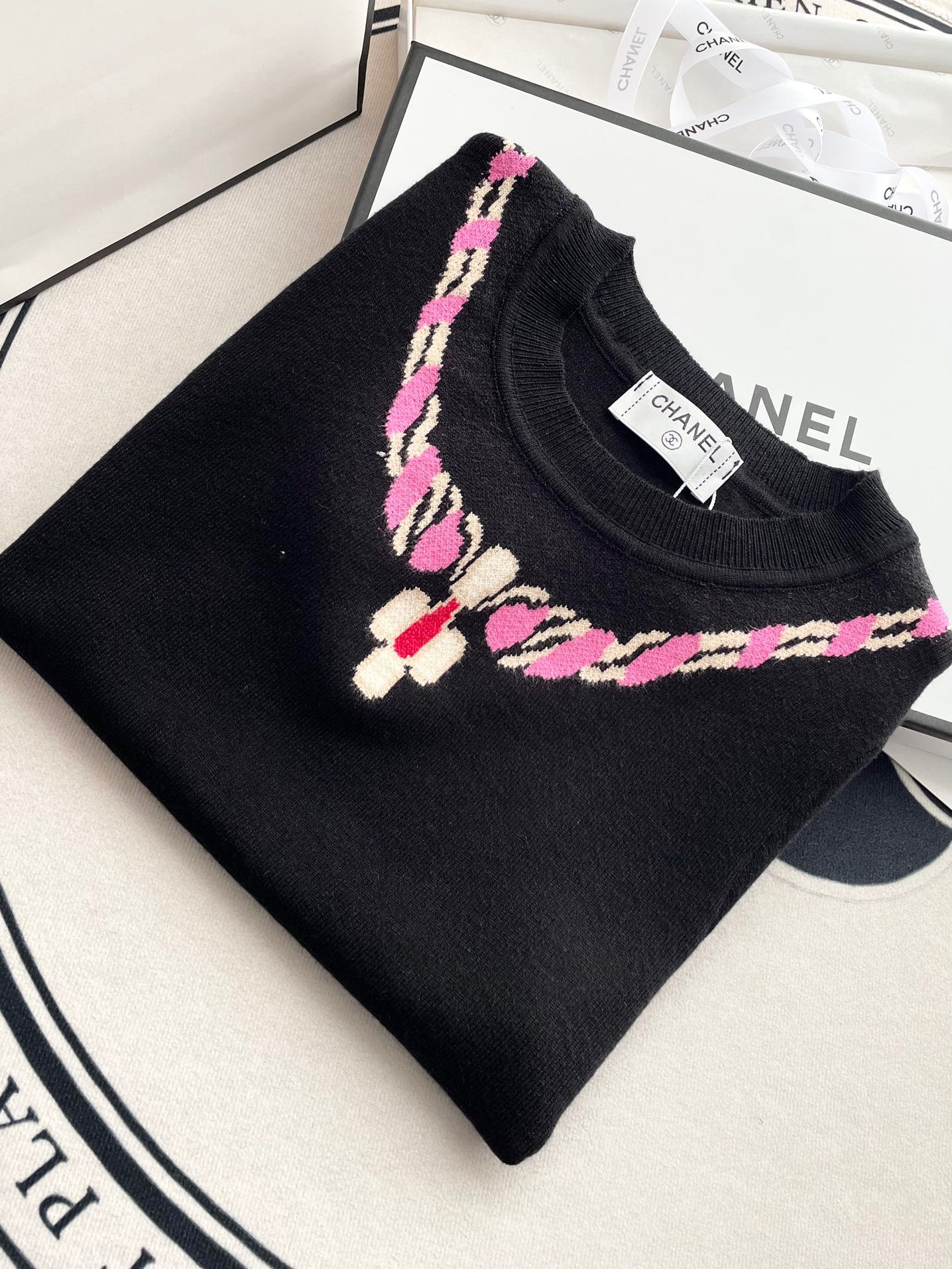 Колье Chanel 2403 из жаккардовой ткани с драгоценными камнями и вышитый круглый вырез, вязаный топ с короткими рукавами - черный