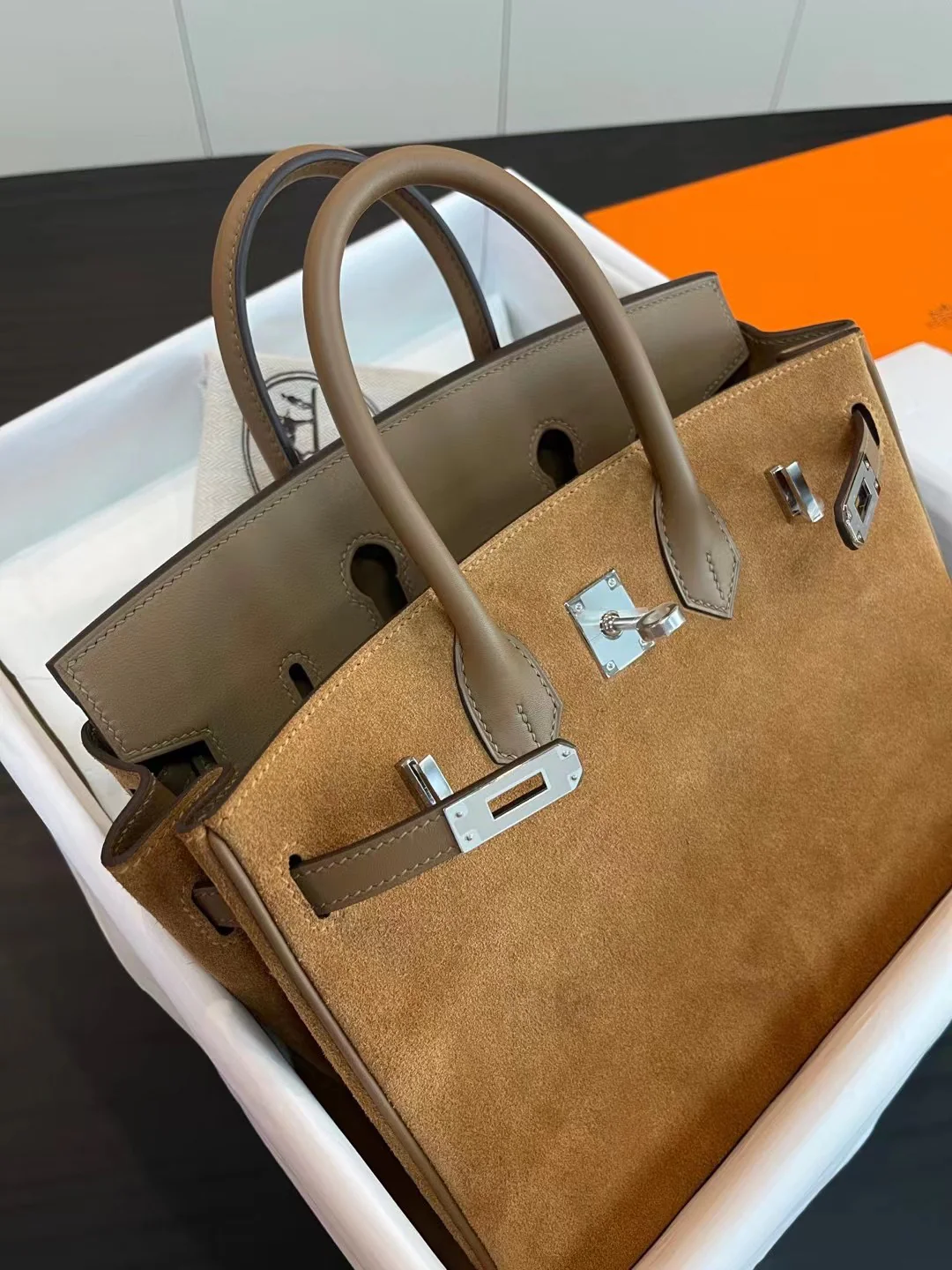 Сумка Hermes Birkin 25 Teddy Bear из замши с серебряной пряжкой и гравировкой.