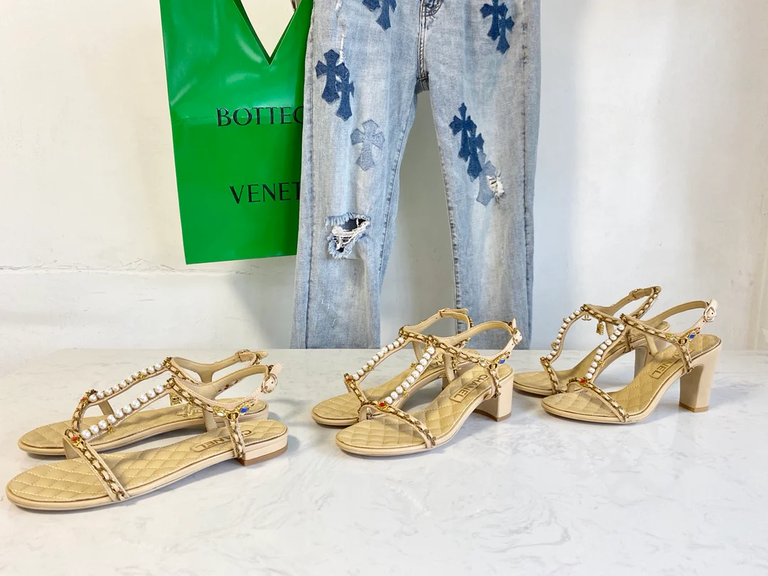 Сандалии Chanel с жемчужной цепочкой на каблуке